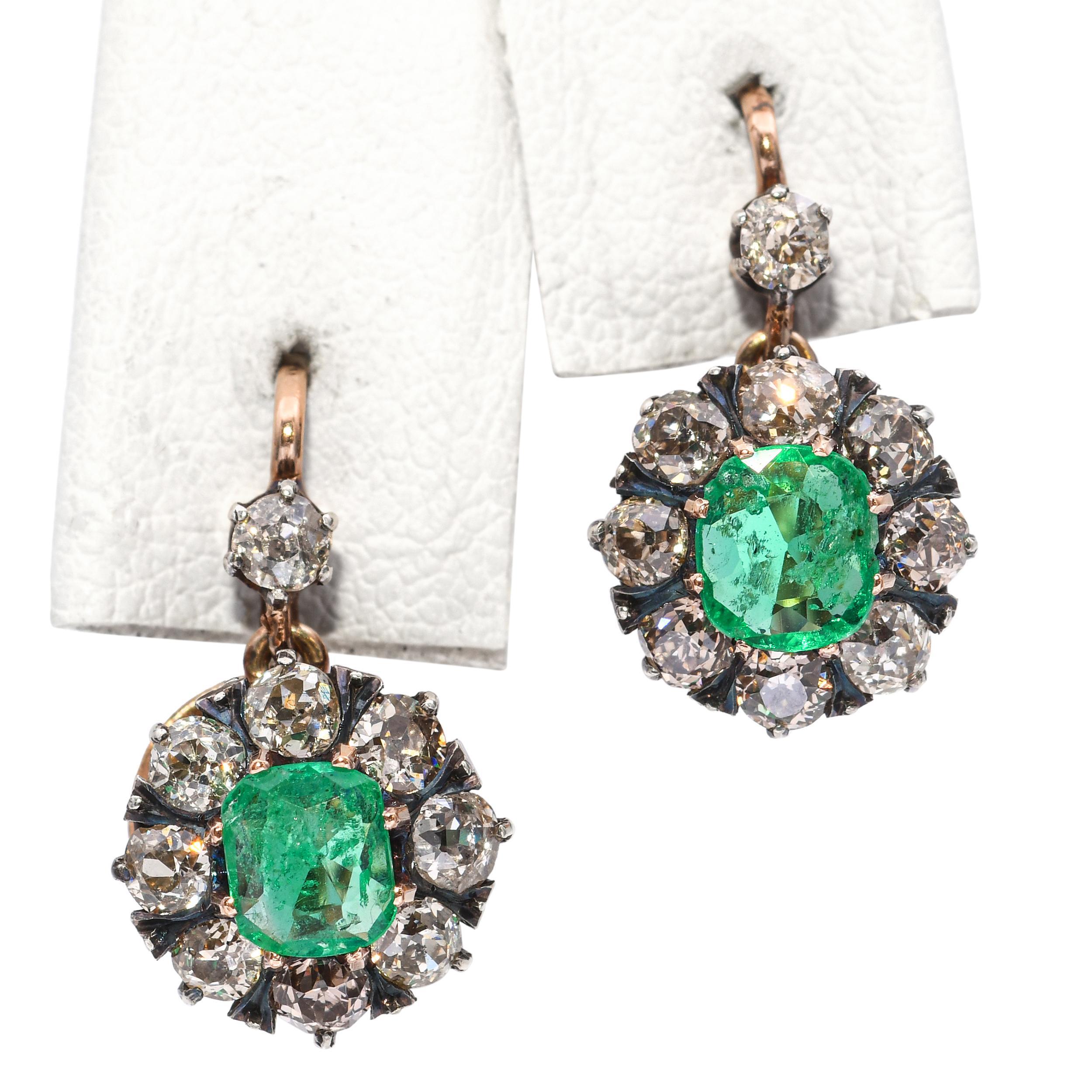 D'un poids délicat de 3,9 grammes, ces Eleg allient la chaleur de l'or jaune 18 carats à la fraîcheur de l'argent pour un contraste vintage à la fois saisissant et élégant. Ils brillent d'un total de 1,25 carats de diamants de taille européenne