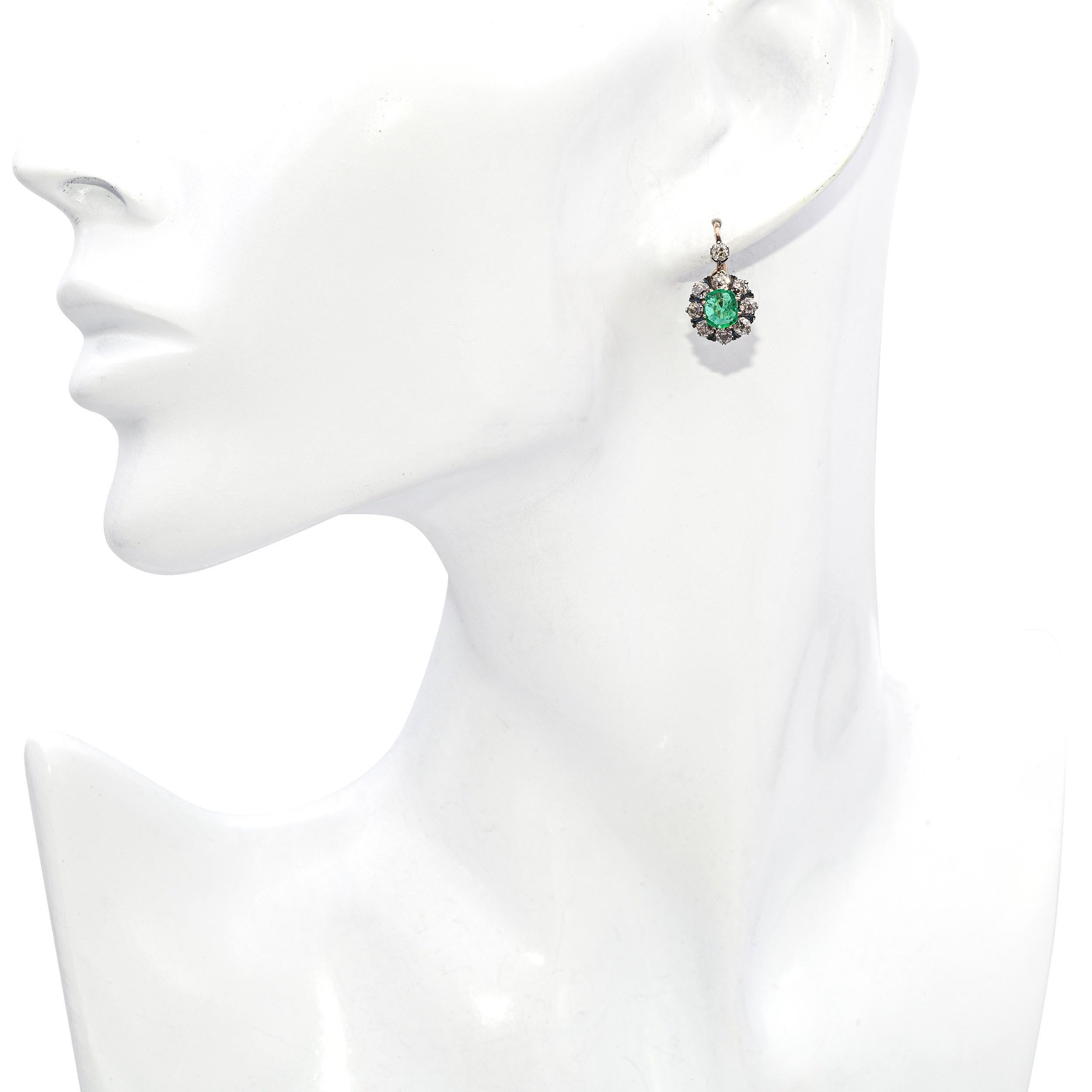 Taille vieille Europe Boucles d'oreilles anciennes en or jaune 18k et argent, diamants et émeraudes de Colombie en vente