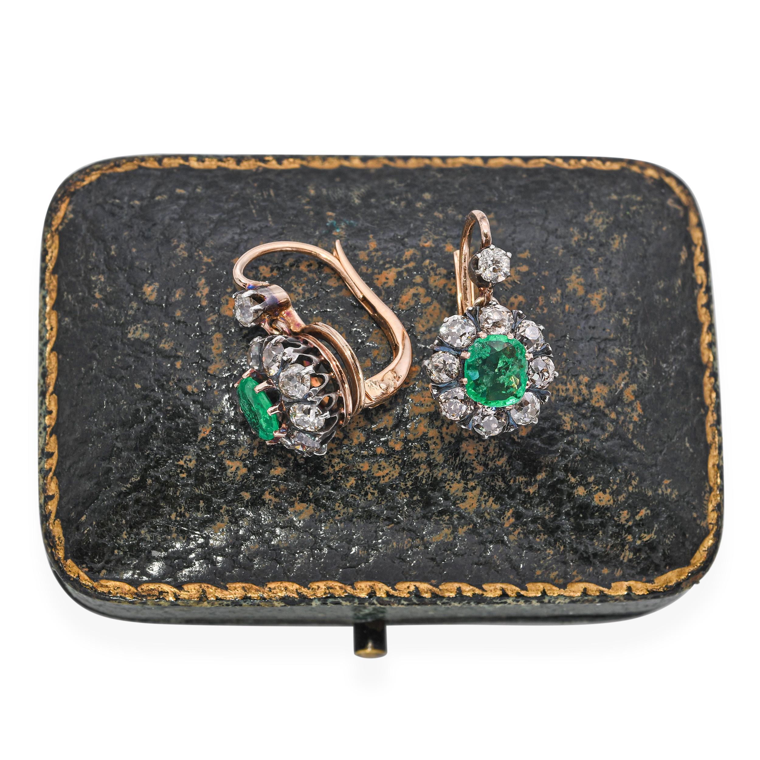 Boucles d'oreilles anciennes en or jaune 18k et argent, diamants et émeraudes de Colombie Pour femmes en vente