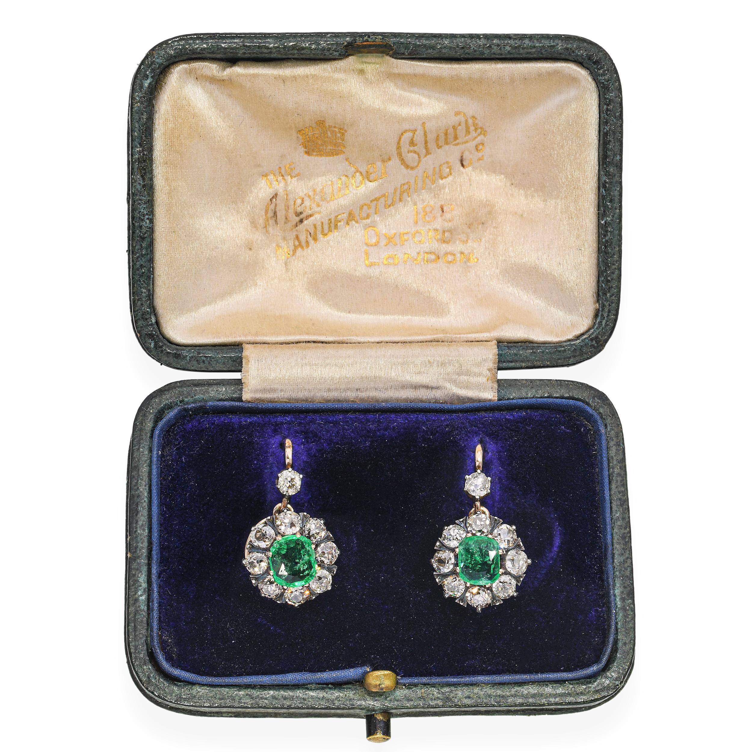 Boucles d'oreilles anciennes en or jaune 18k et argent, diamants et émeraudes de Colombie en vente 1