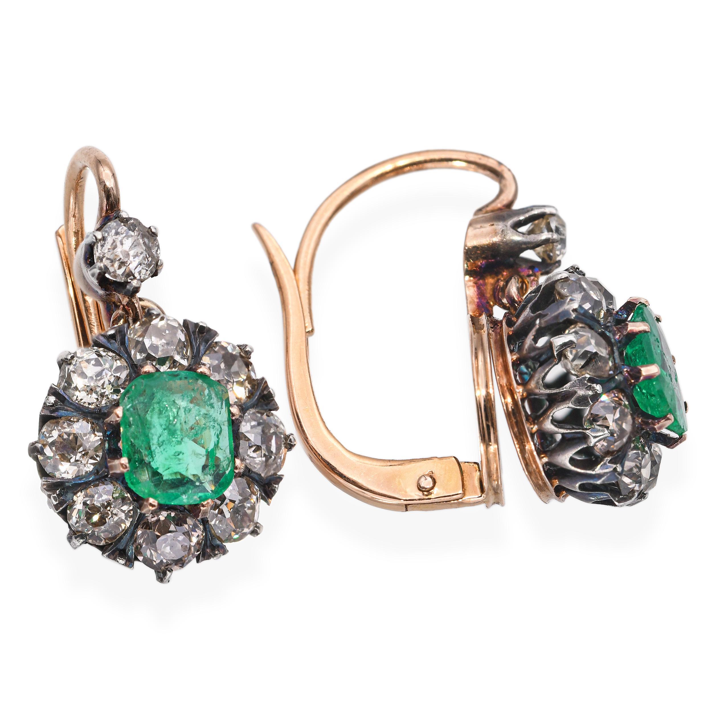 Boucles d'oreilles anciennes en or jaune 18k et argent, diamants et émeraudes de Colombie en vente 2