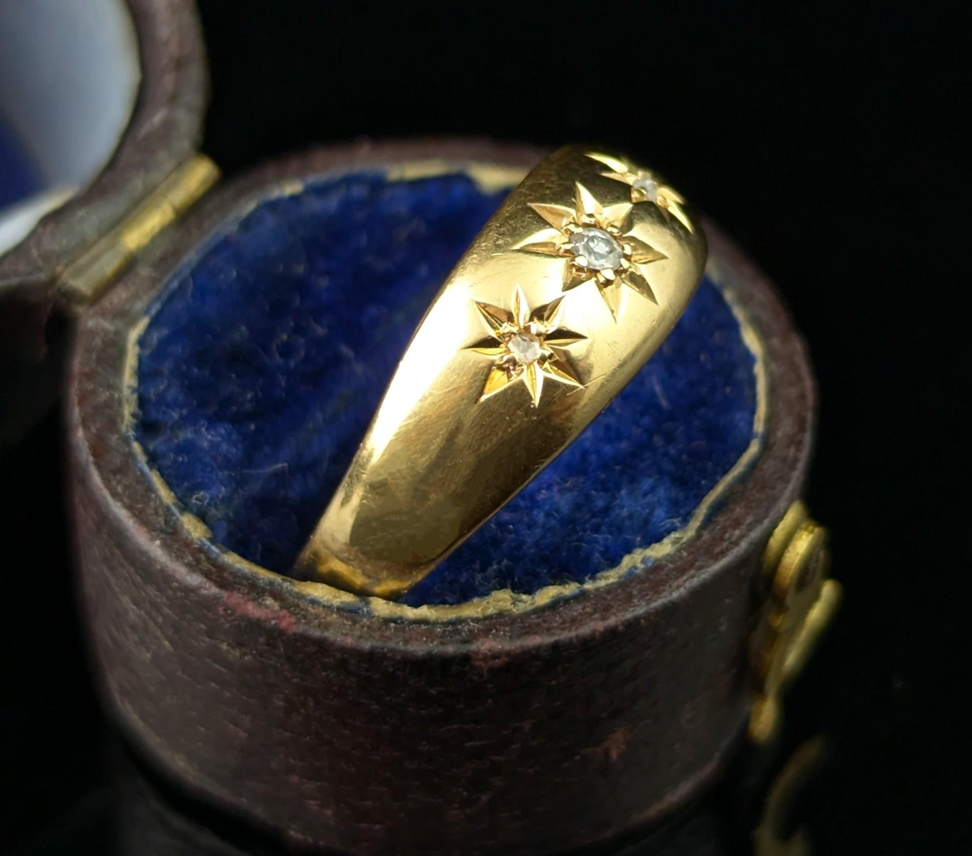 Round Cut Antique 18k yellow gold star set diamond ring, Art Deco era