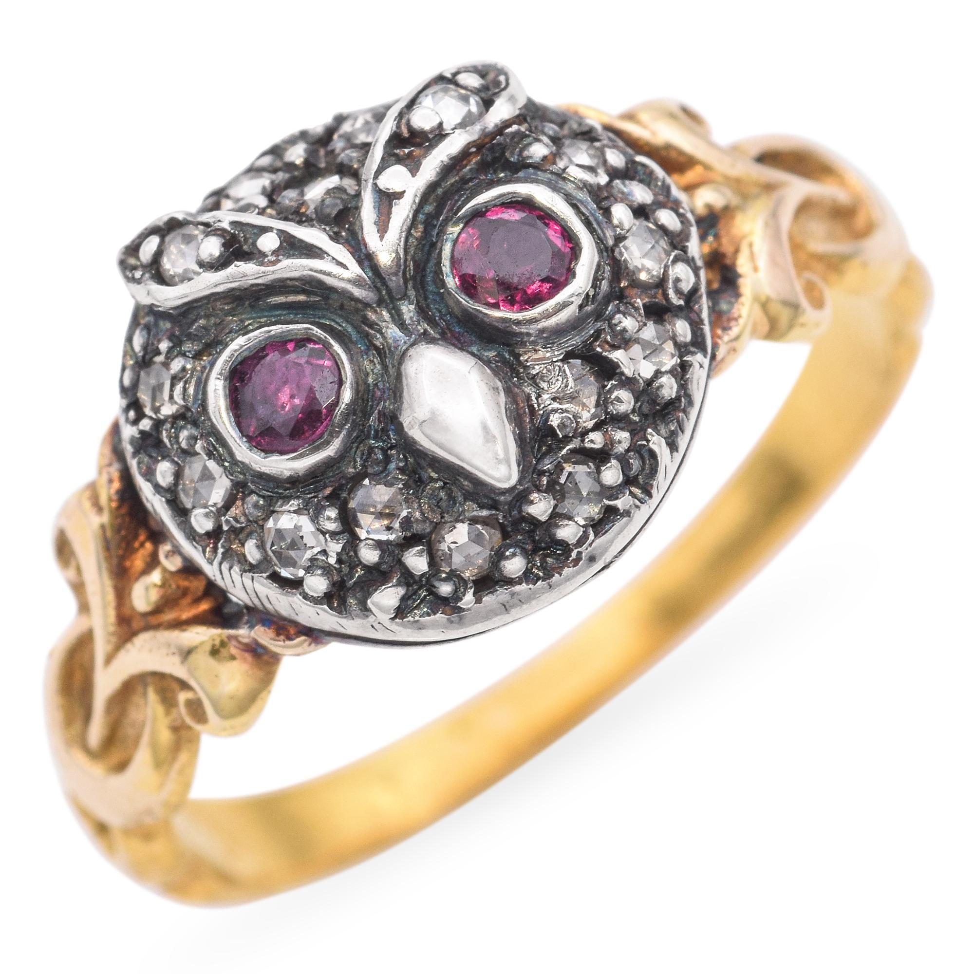 Cette captivante bague hibou antique est un mélange magistral d'or jaune 18 carats et d'argent sterling, mettant en valeur le travail artisanal complexe d'une époque révolue. La tête du hibou est ornée de diamants taillés en rose, tandis que ses