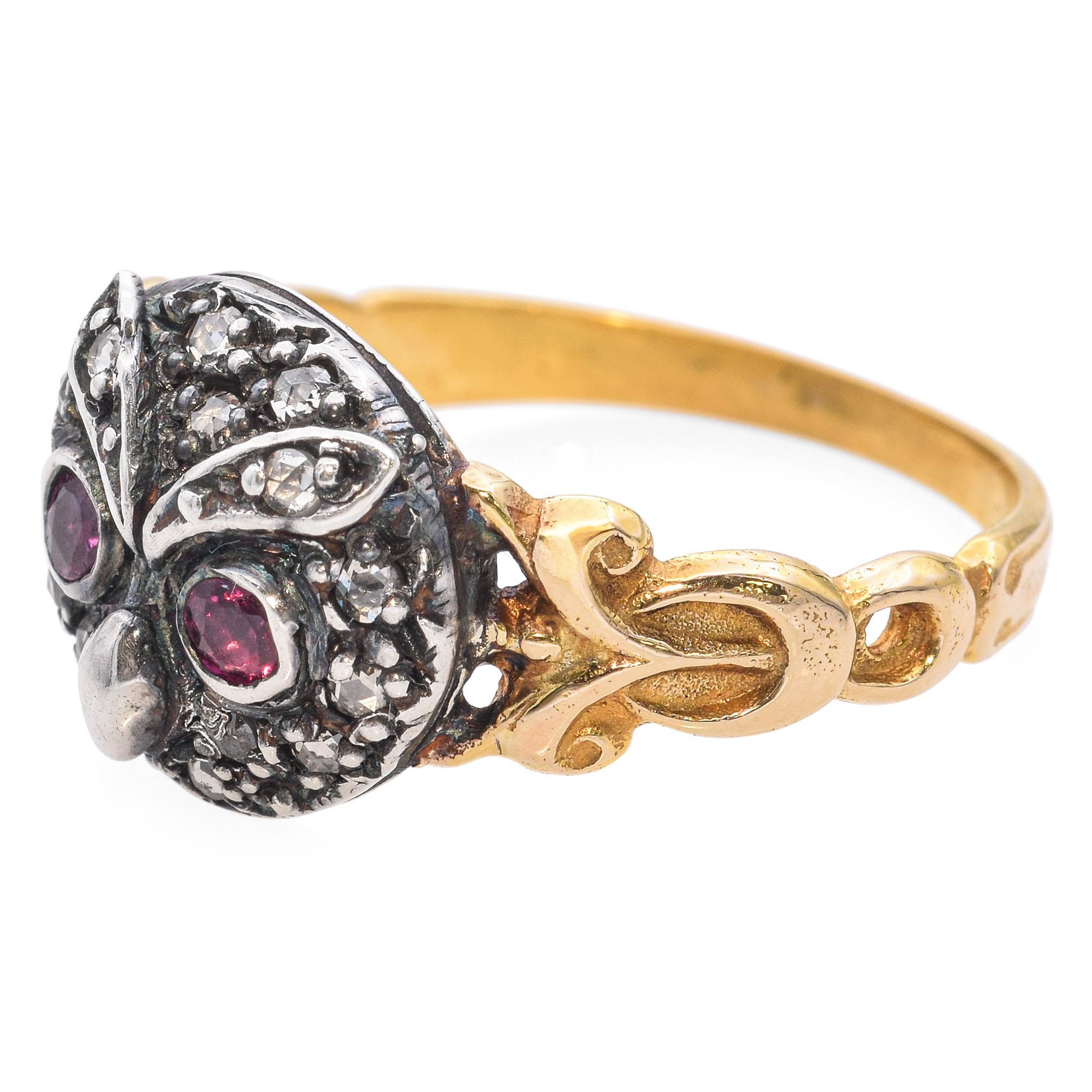 Bague hibou ancienne en or jaune 18 carats, argent sterling, rubis et diamants Bon état - En vente à New York, NY