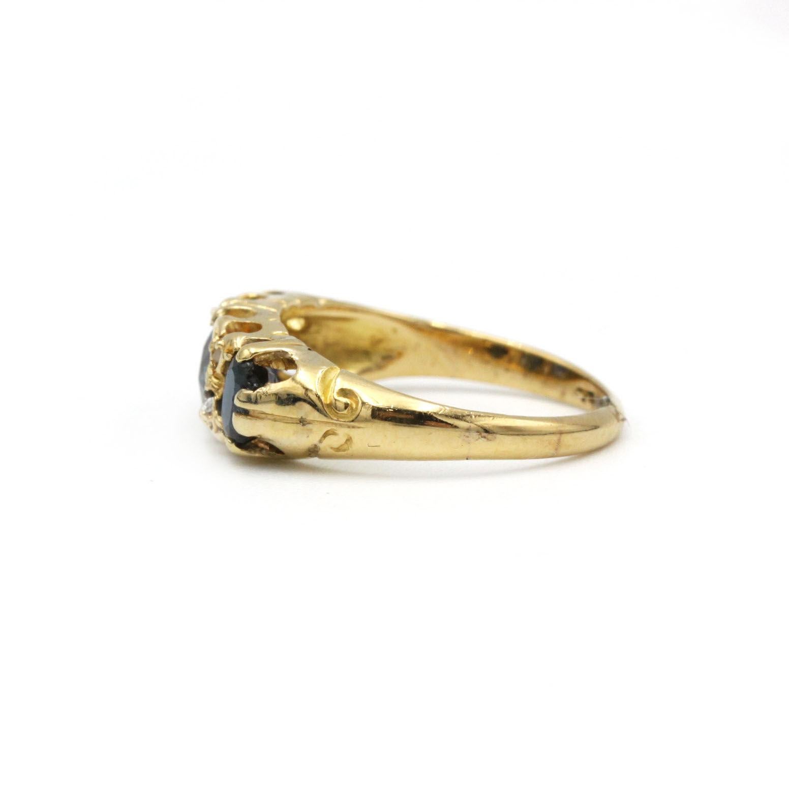 Victorien Bague victorienne ancienne en or jaune 18 carats avec trois saphirs et diamants taille rose en vente