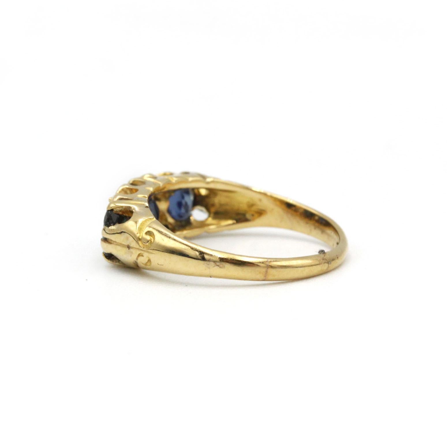 Taille vieille mine Bague victorienne ancienne en or jaune 18 carats avec trois saphirs et diamants taille rose en vente