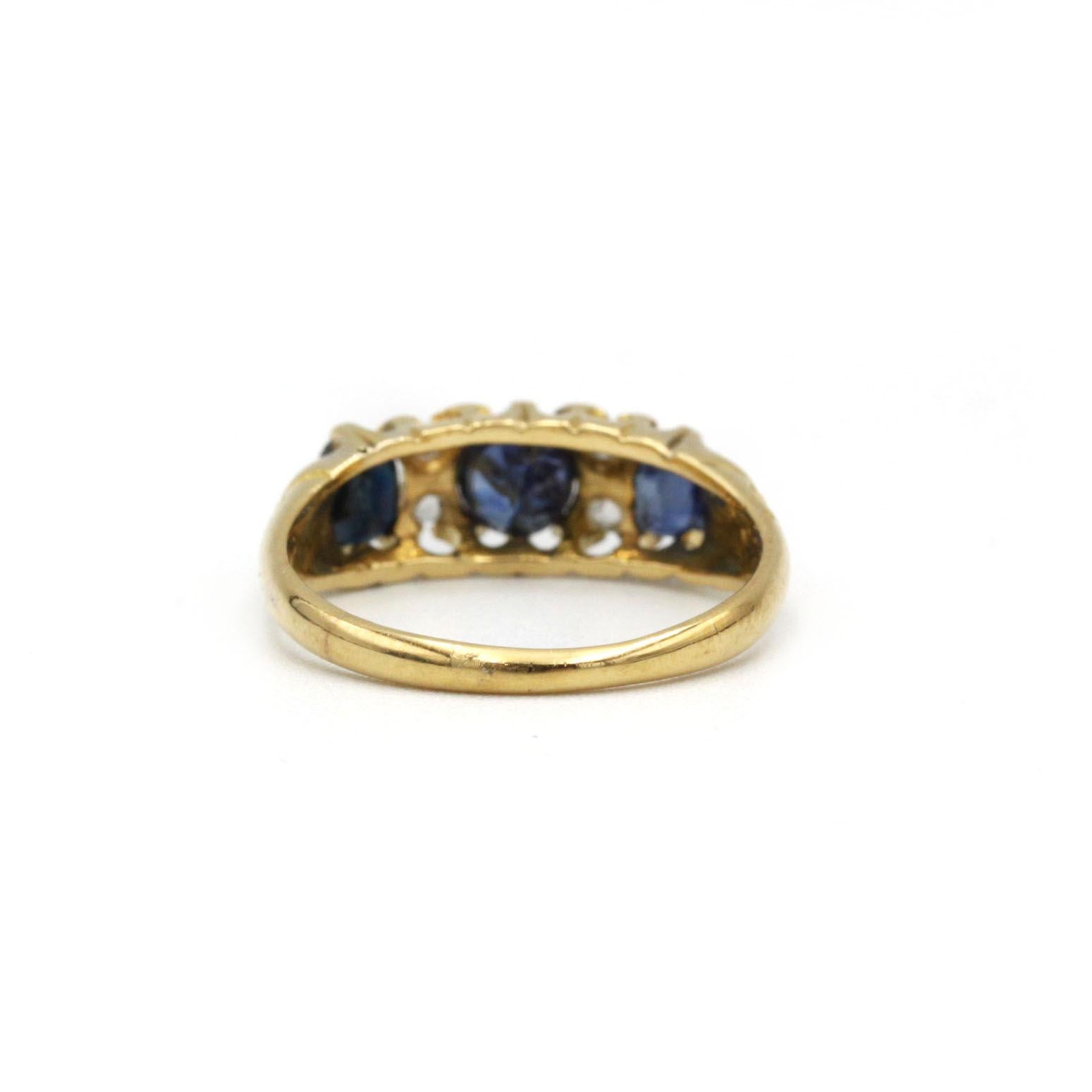 Bague victorienne ancienne en or jaune 18 carats avec trois saphirs et diamants taille rose Bon état - En vente à MONTMORENCY, FR