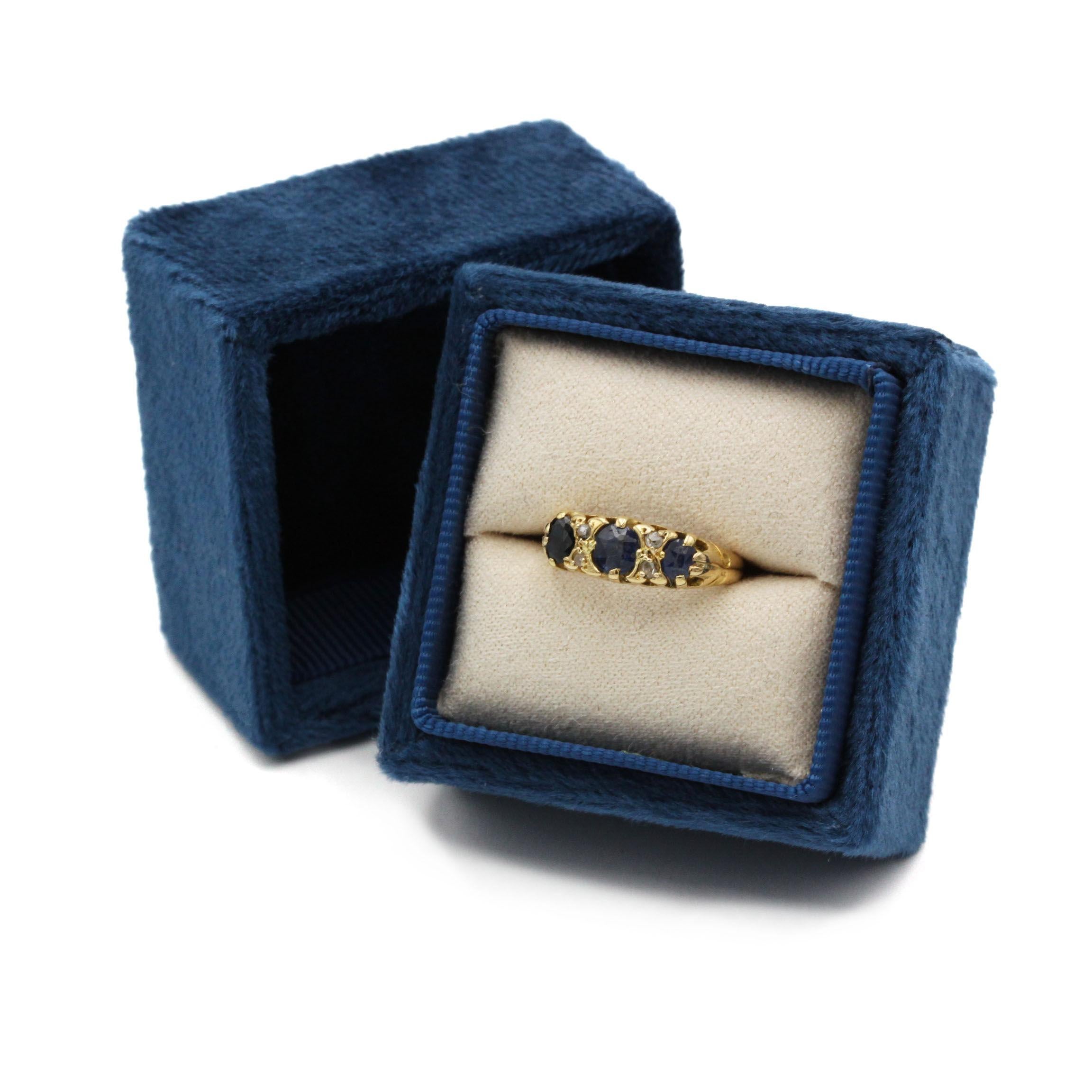 Bague victorienne ancienne en or jaune 18 carats avec trois saphirs et diamants taille rose Pour femmes en vente