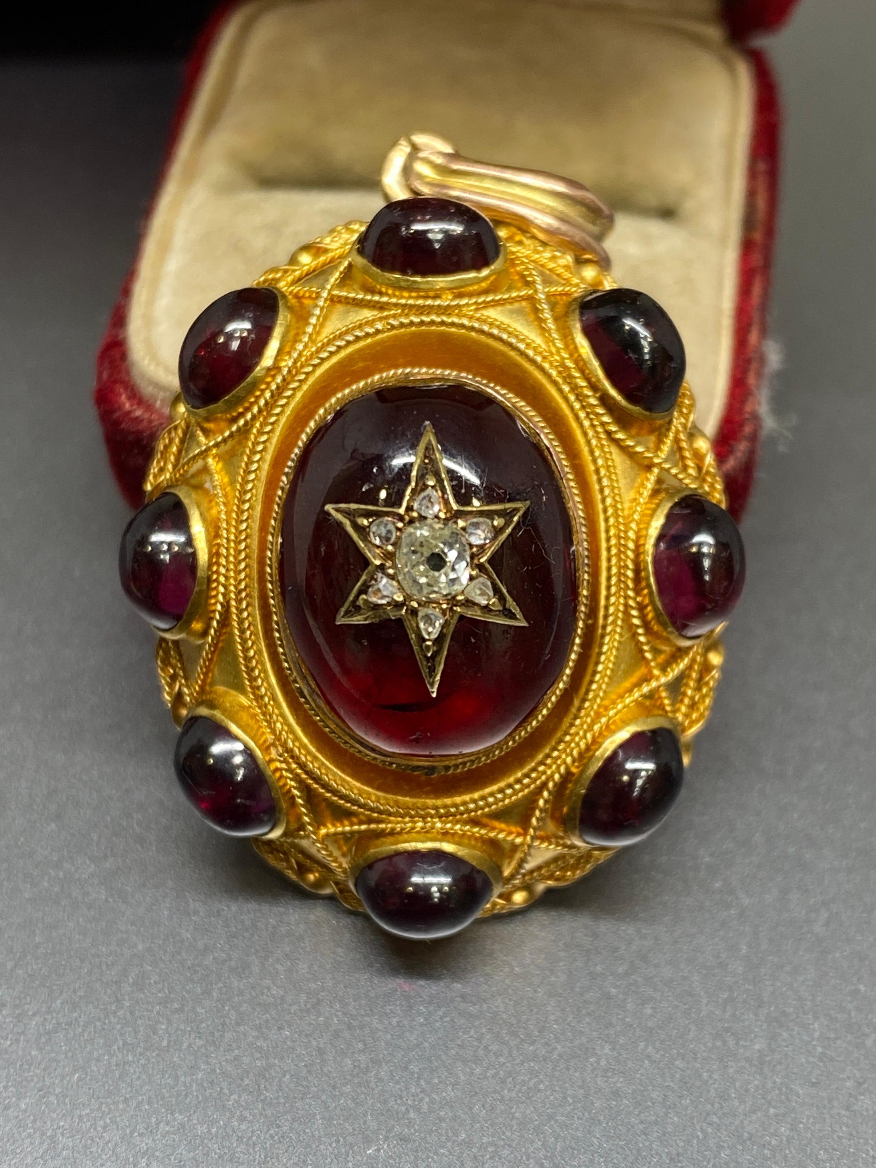 Victorien Pendentif médaillon victorien ancien en or jaune 18 carats, grenat et diamant étoilé  en vente