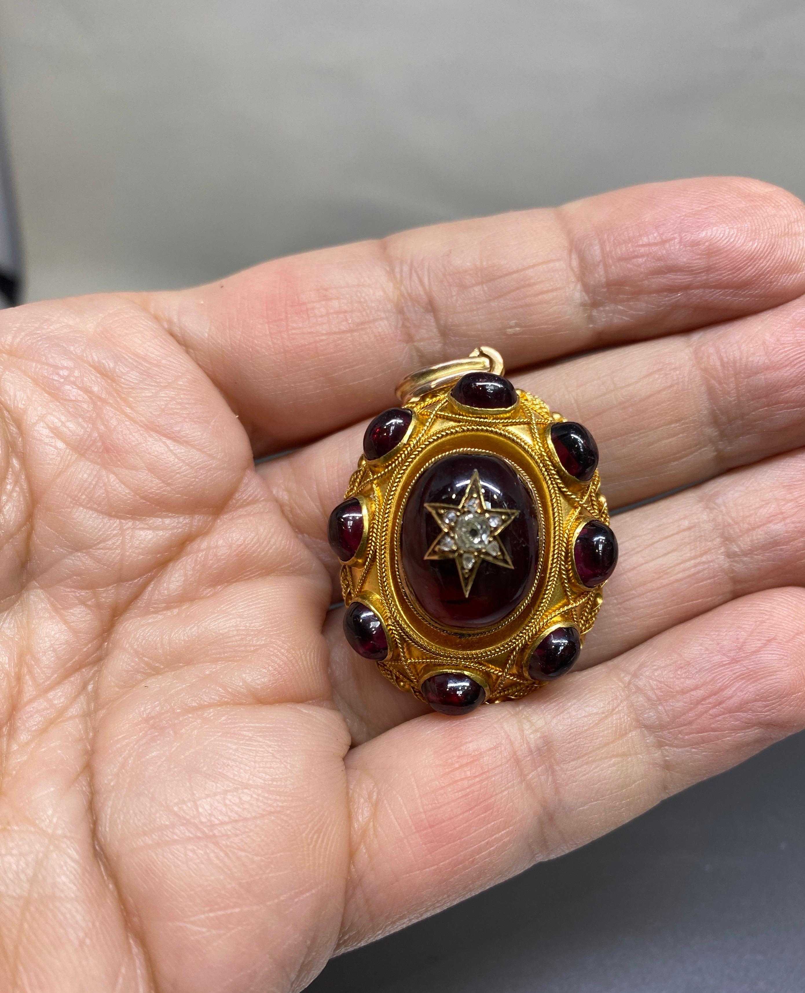Pendentif médaillon victorien ancien en or jaune 18 carats, grenat et diamant étoilé  Bon état - En vente à Bernardsville, NJ