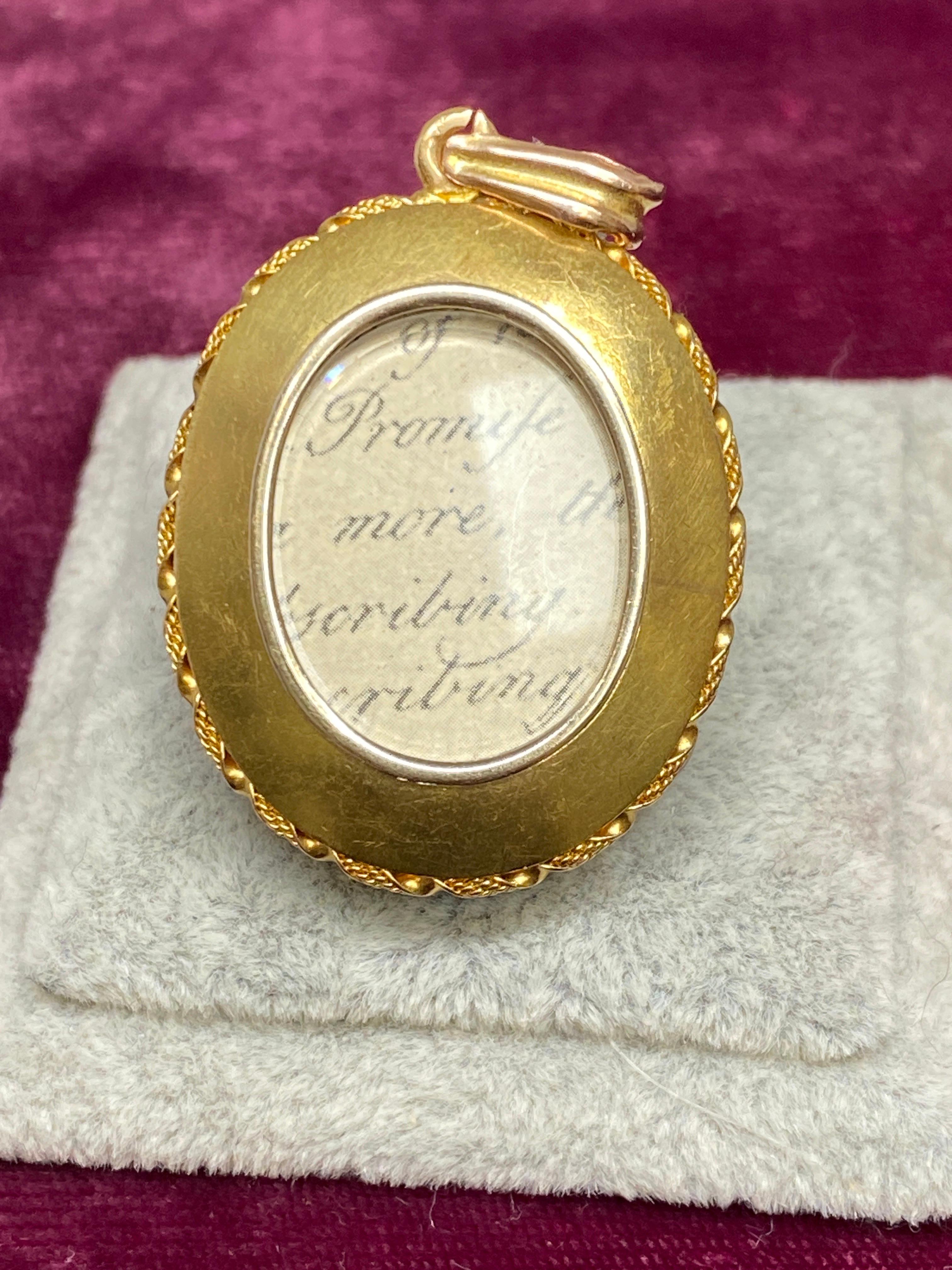 Pendentif médaillon victorien ancien en or jaune 18 carats, grenat et diamant étoilé  Pour femmes en vente