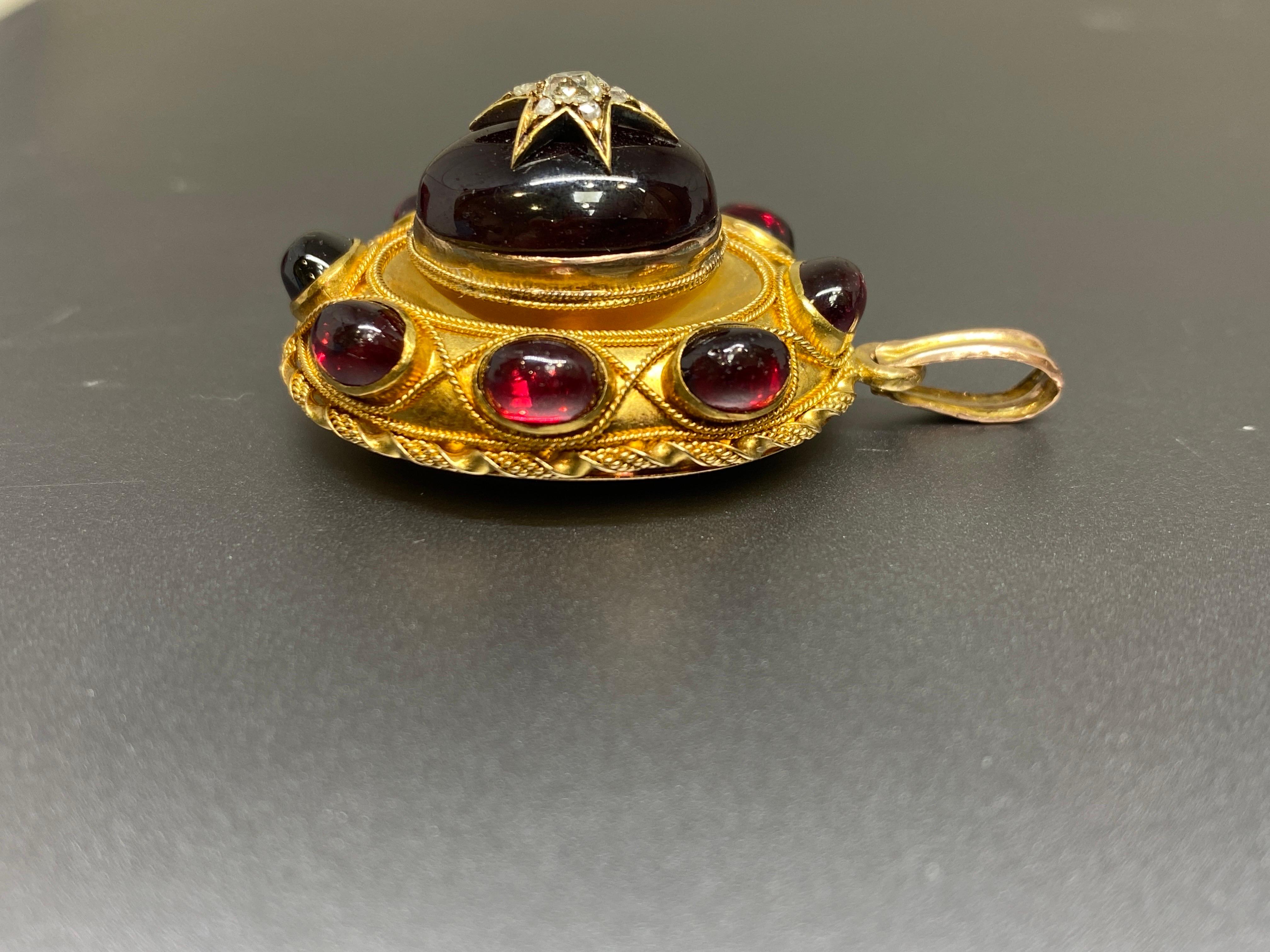 Pendentif médaillon victorien ancien en or jaune 18 carats, grenat et diamant étoilé  en vente 3