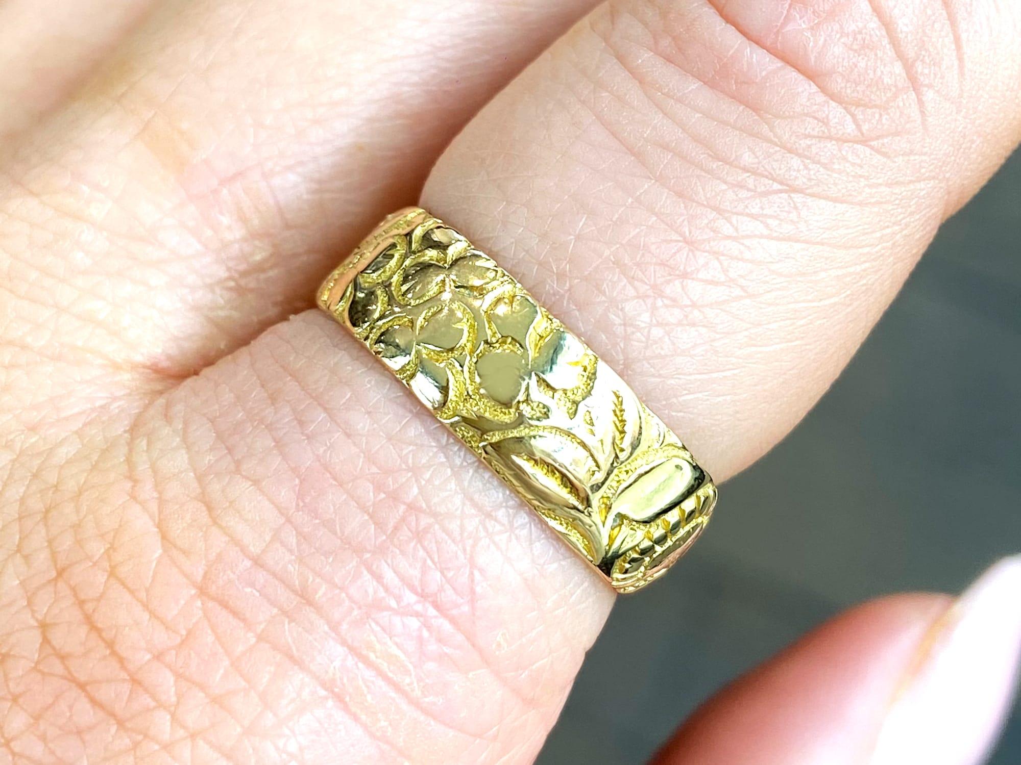 A fine and impressive antique Victorian 18 karat yellow gold wedding band; part of our diverse antique Victorian rings and estate jewelry collections.

This exceptional, fine and impressive antique Victorian wedding band has been crafted in 18k