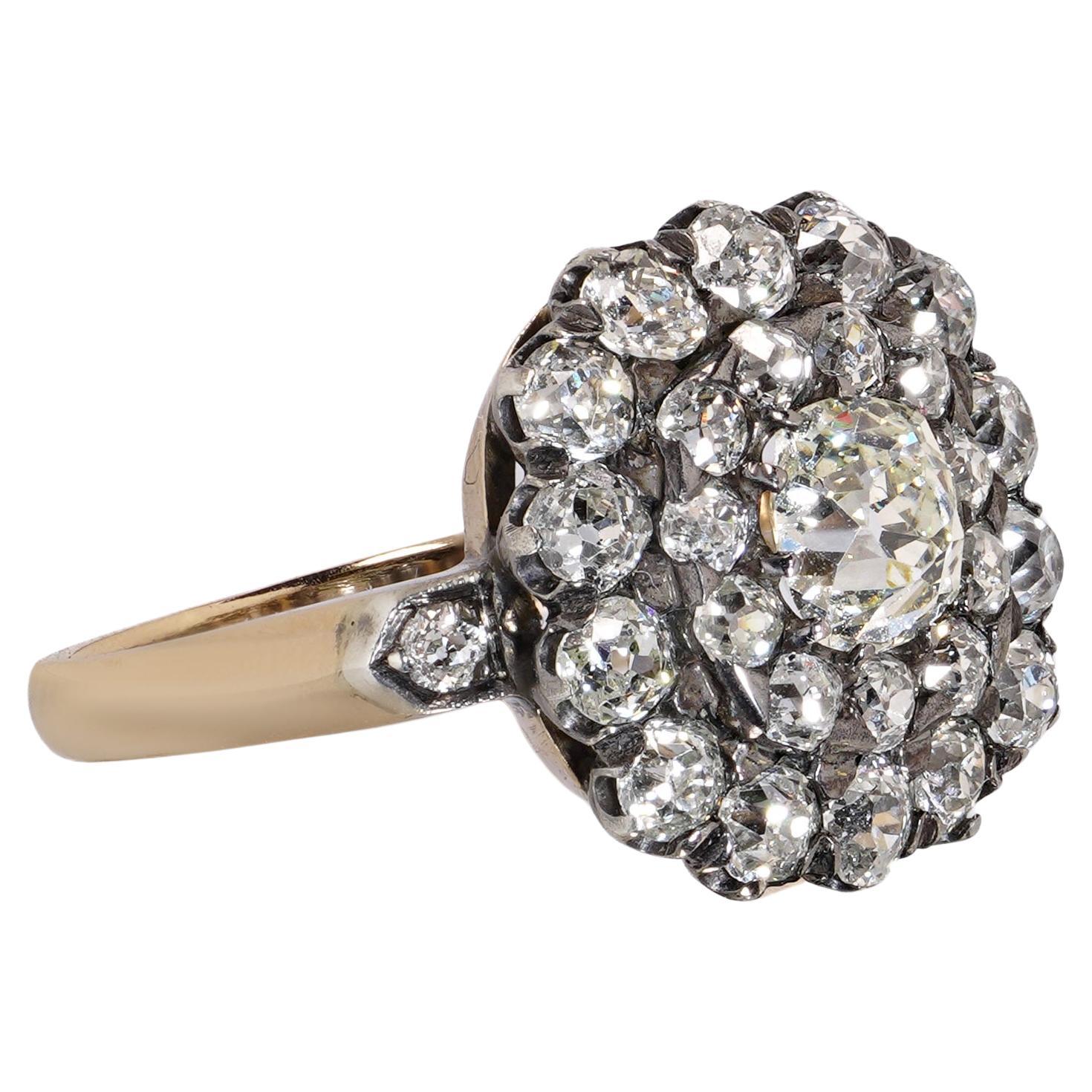 Bague ancienne en or et argent 18 ct et diamant taille ancienne

Cette bague antique en or 18 carats avec une monture en argent met en valeur l'élégance raffinée du design de l'époque victorienne. La pièce présente un profil bombé audacieux serti