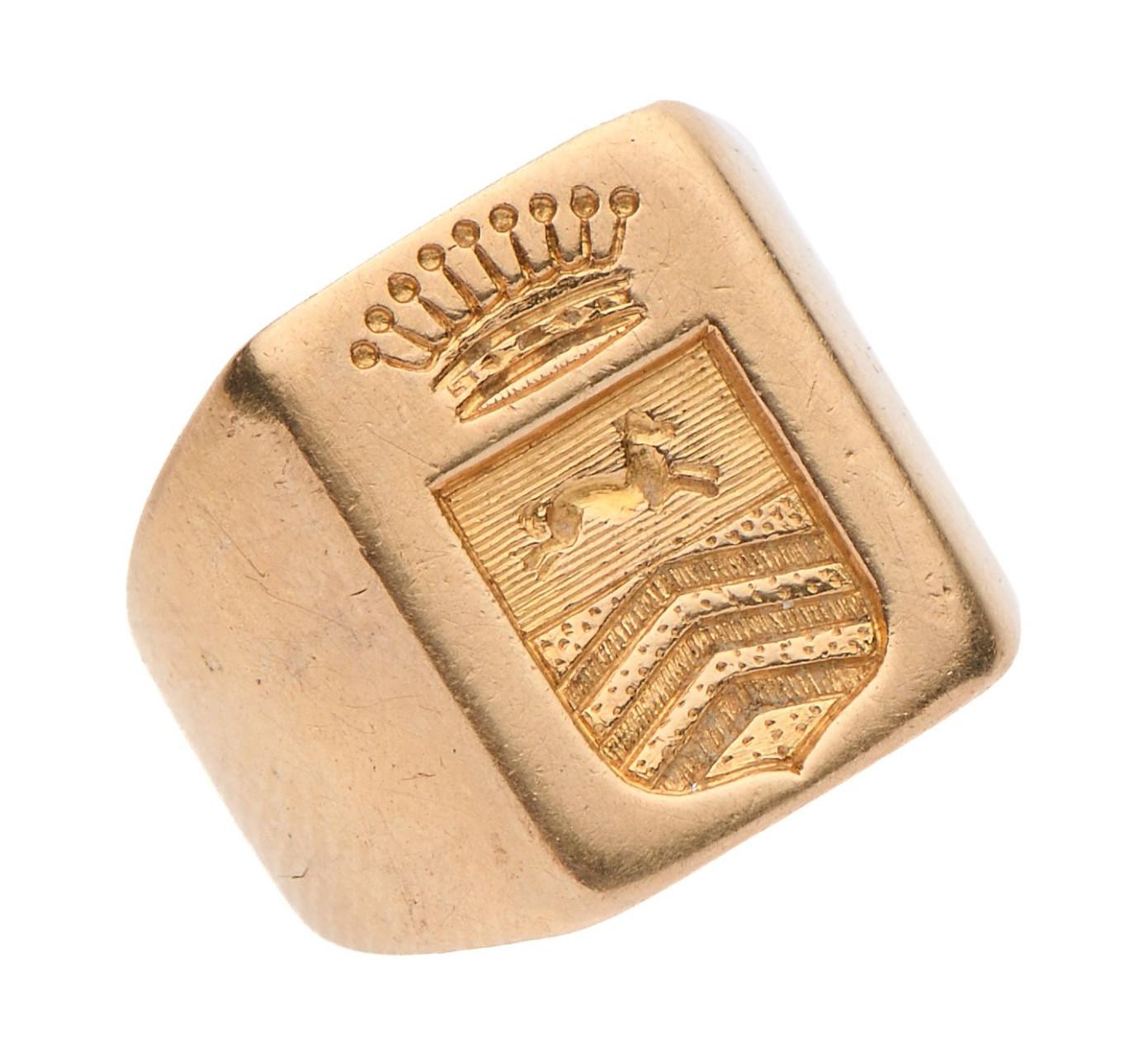 Signet ring in 18k yellow gold engraved with a coat of arms with three chevrons, a horse and surmounted by a county crown. 
Ring size:7 1/2
Gross weight: 12.48 g