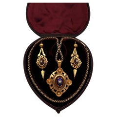 Antikes antikes Medaillon aus 18 Karat Gold, Perlen und blauer Emaille und Tropfenohrringe Demi-Parure