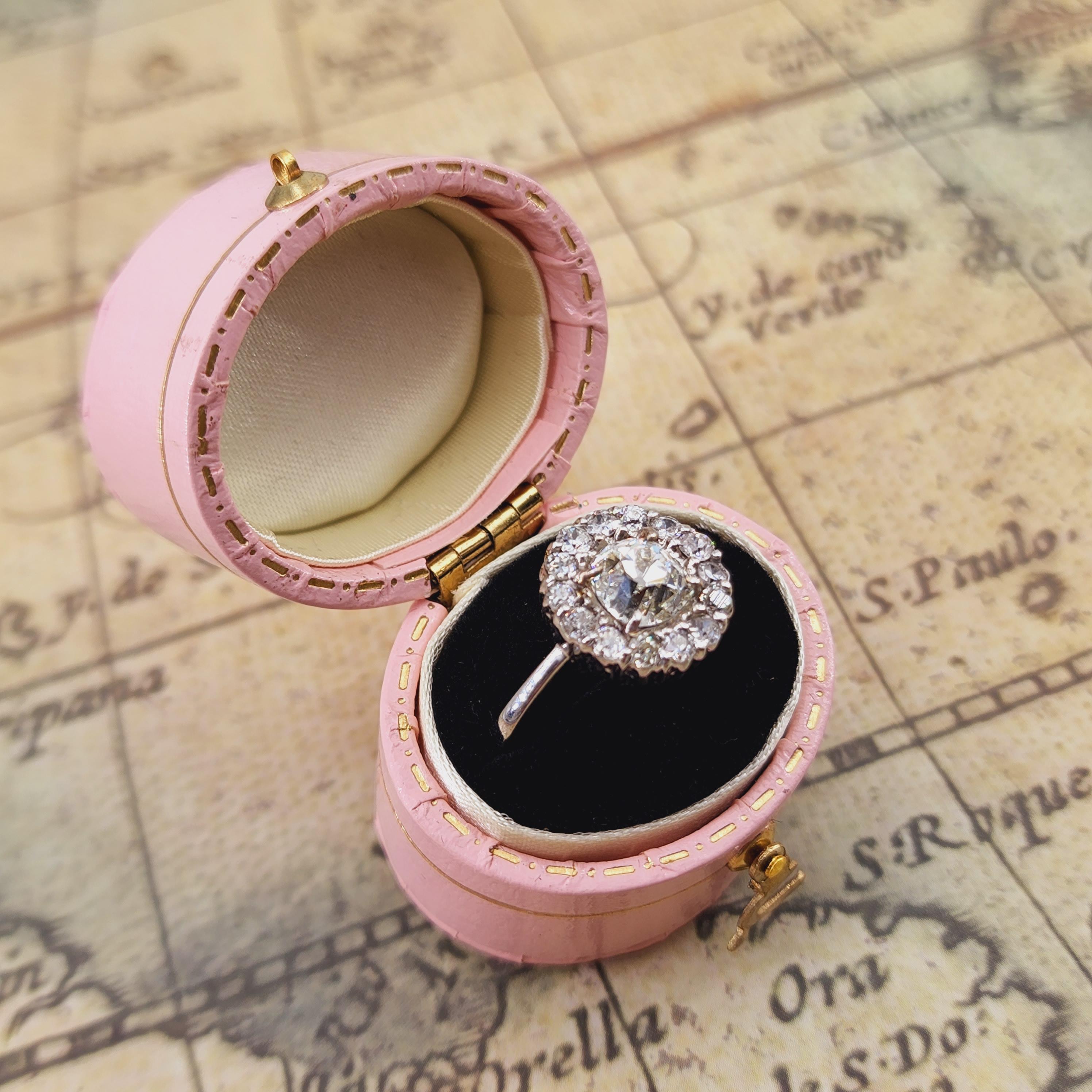 Découvrez l'attrait d'une bague ancienne en or blanc 18 carats datant des années 1910, véritable incarnation de l'élégance et de l'artisanat d'antan. Cette pièce exquise présente en son centre un remarquable diamant Old Mine, d'un poids