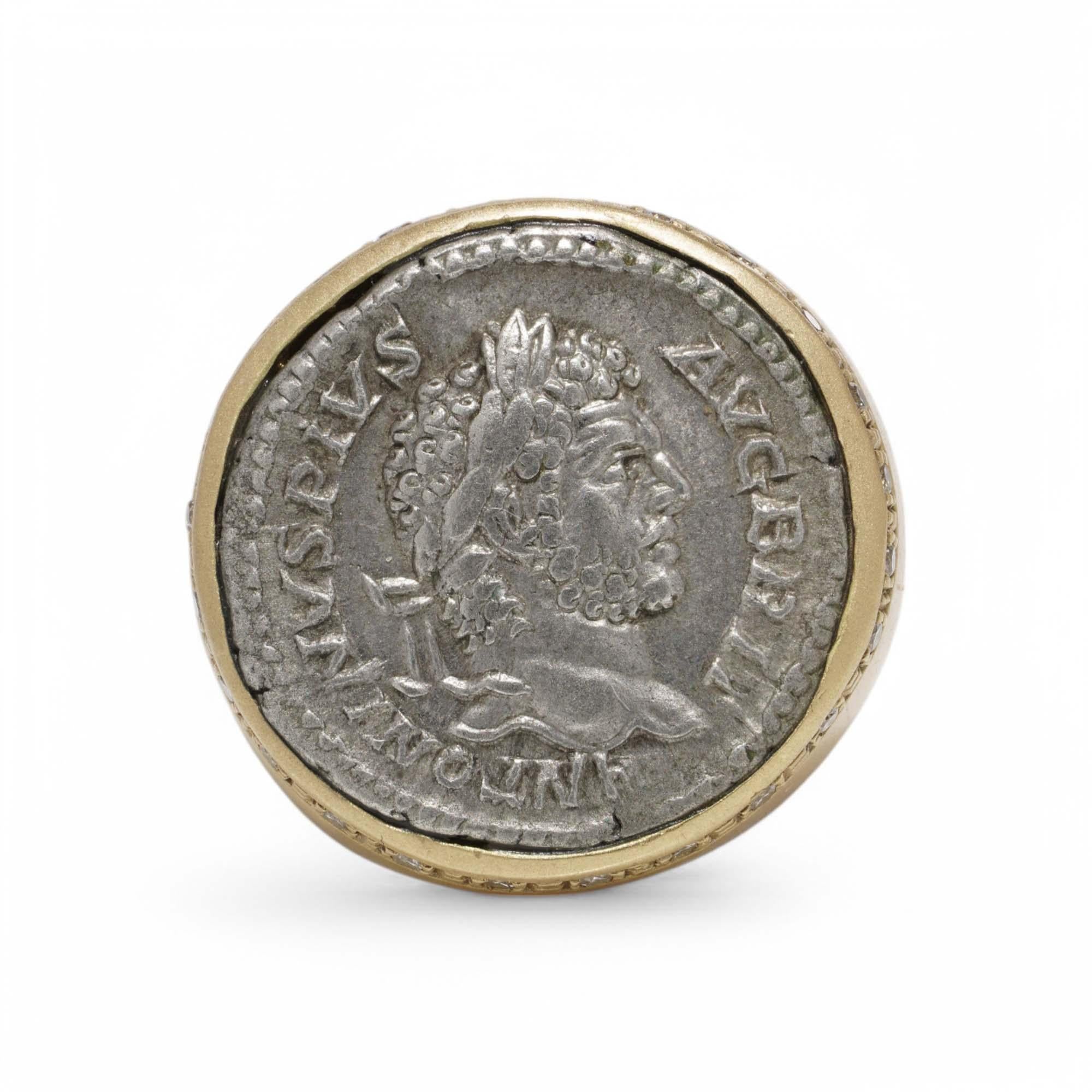 Antique 18kt Gold Signet Ring Featuring a Roman Coin of Emperor Antoninus Pius In Good Condition For Sale In Braintree, GB