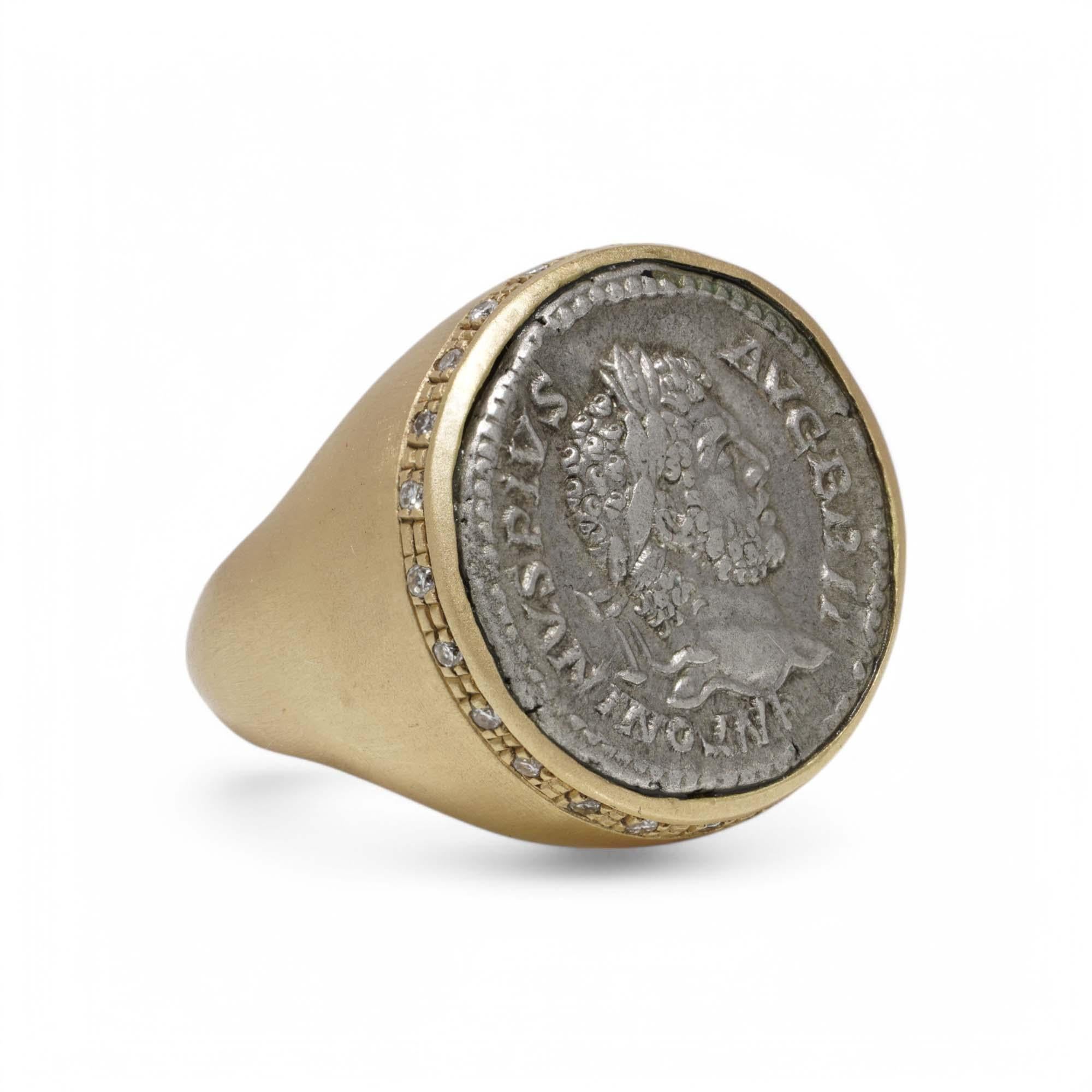 Women's or Men's Antique 18kt Gold Signet Ring Featuring a Roman Coin of Emperor Antoninus Pius For Sale