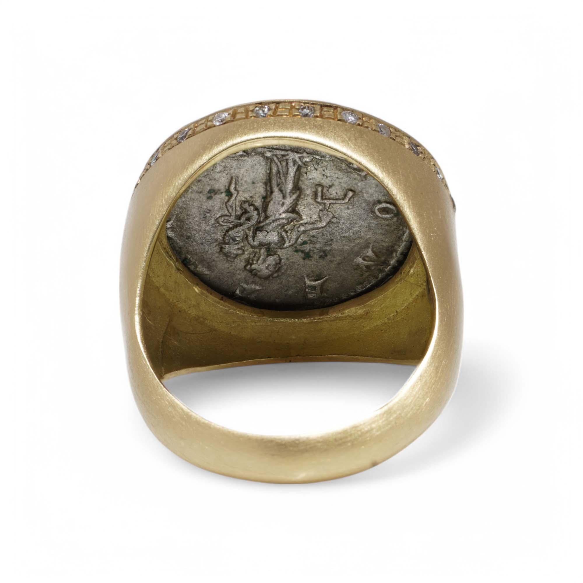 Antique 18kt Gold Signet Ring Featuring a Roman Coin of Emperor Antoninus Pius For Sale 2