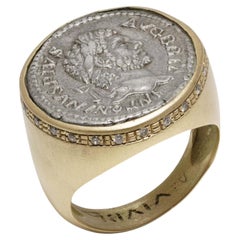 Anillo de sello antiguo de oro de 18 quilates con una moneda romana del emperador Antonino Pío