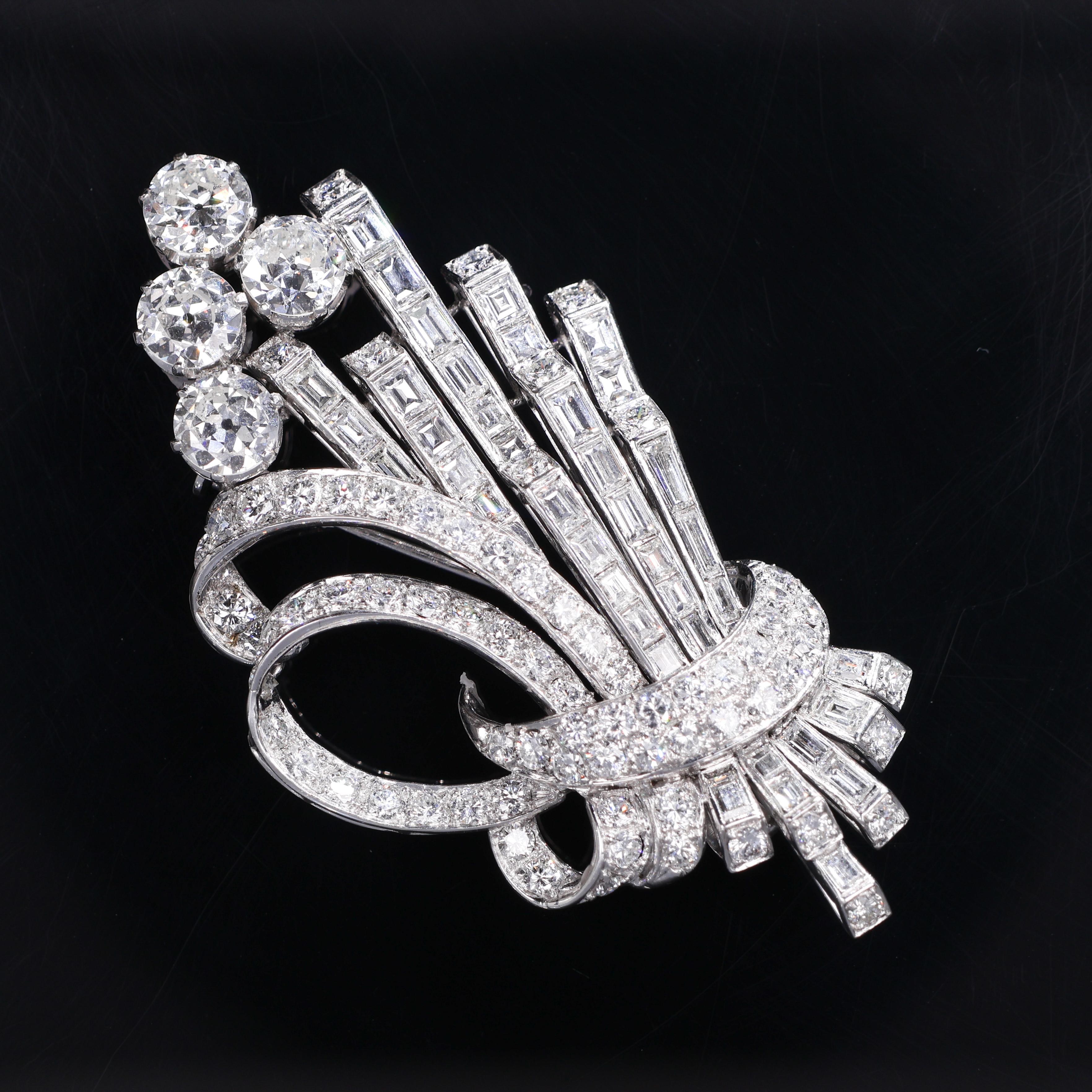 Antique 18kt White Gold Brooch with Brilliant and Carré-Cut Diamonds In New Condition For Sale In Bergamo, BG