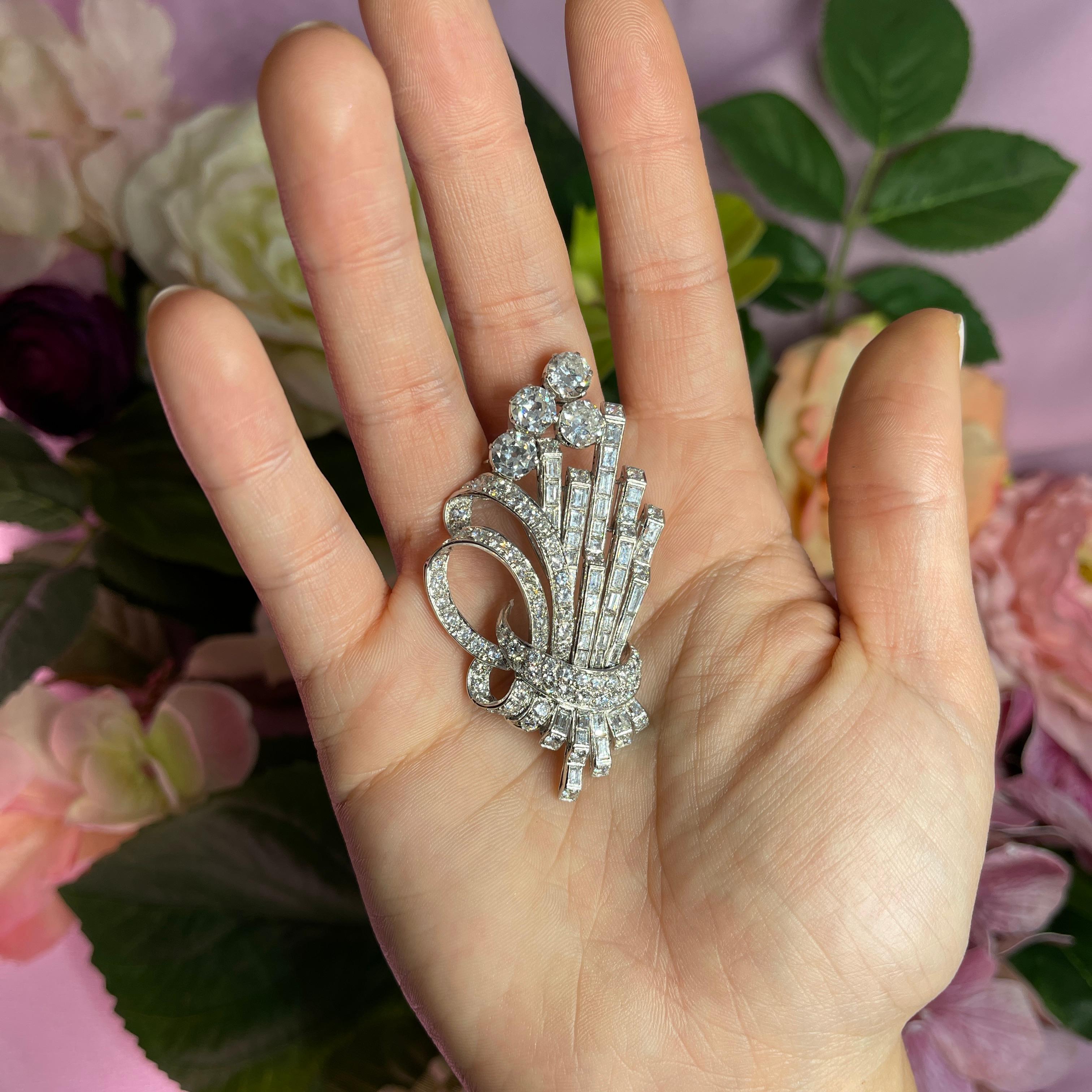 Women's or Men's Antique 18kt White Gold Brooch with Brilliant and Carré-Cut Diamonds For Sale