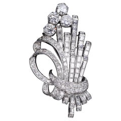 Broche antiguo de oro blanco de 18 quilates con diamantes talla brillante y talla carré