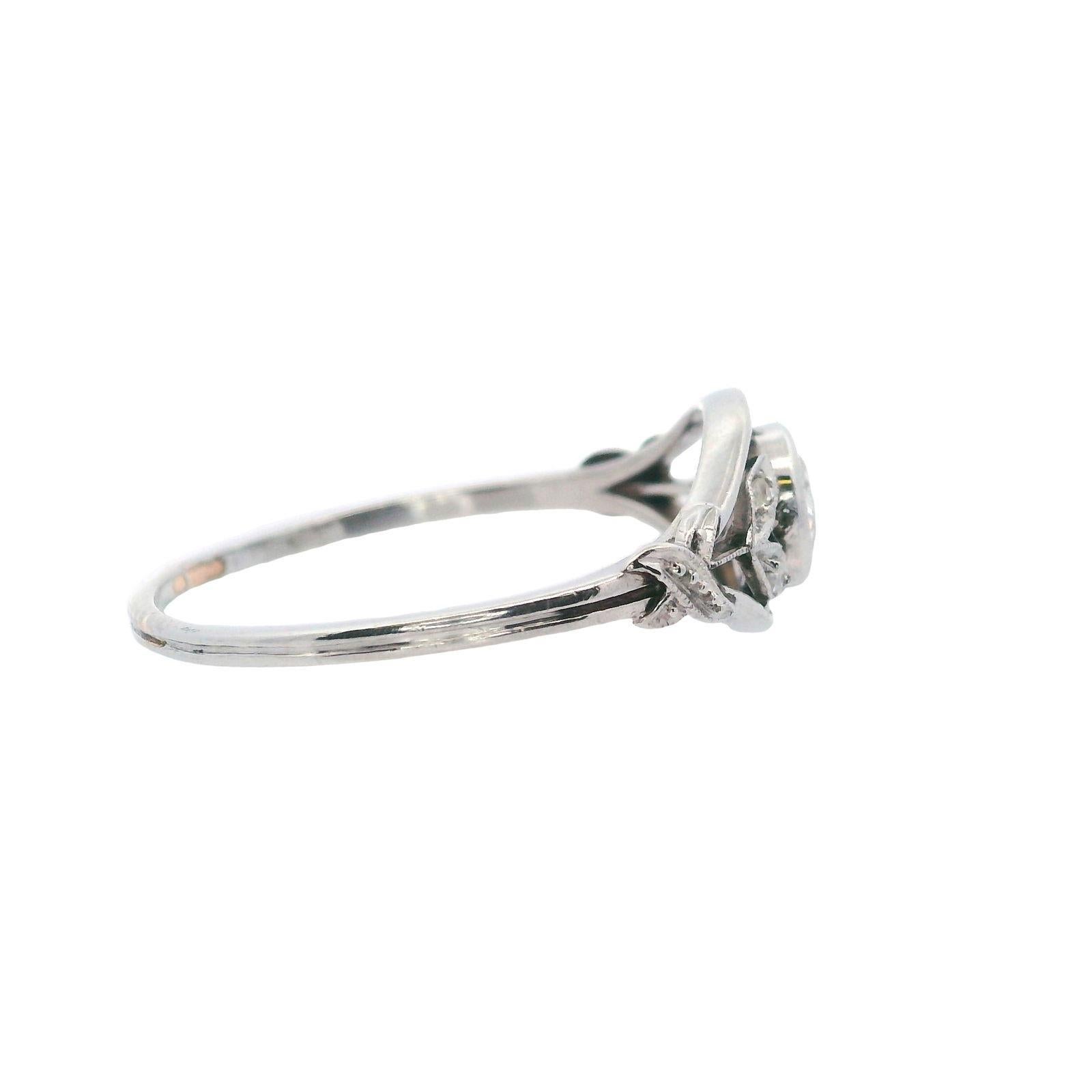 Antique 18kt white Gold Engagement Ring with Diamonds In Excellent Condition For Sale In Aventura, FL