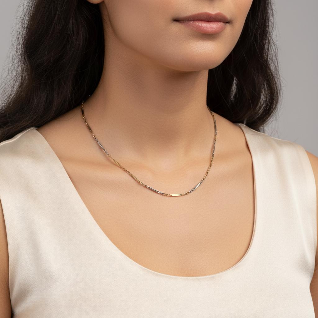 Refinado ejemplo de la artesanía de principios del siglo XX, este antiguo collar de cadena de reloj de bolsillo (circa principios del siglo XX) está bellamente elaborado en oro amarillo y blanco de 18 quilates, alternando tonos dorados en un diseño