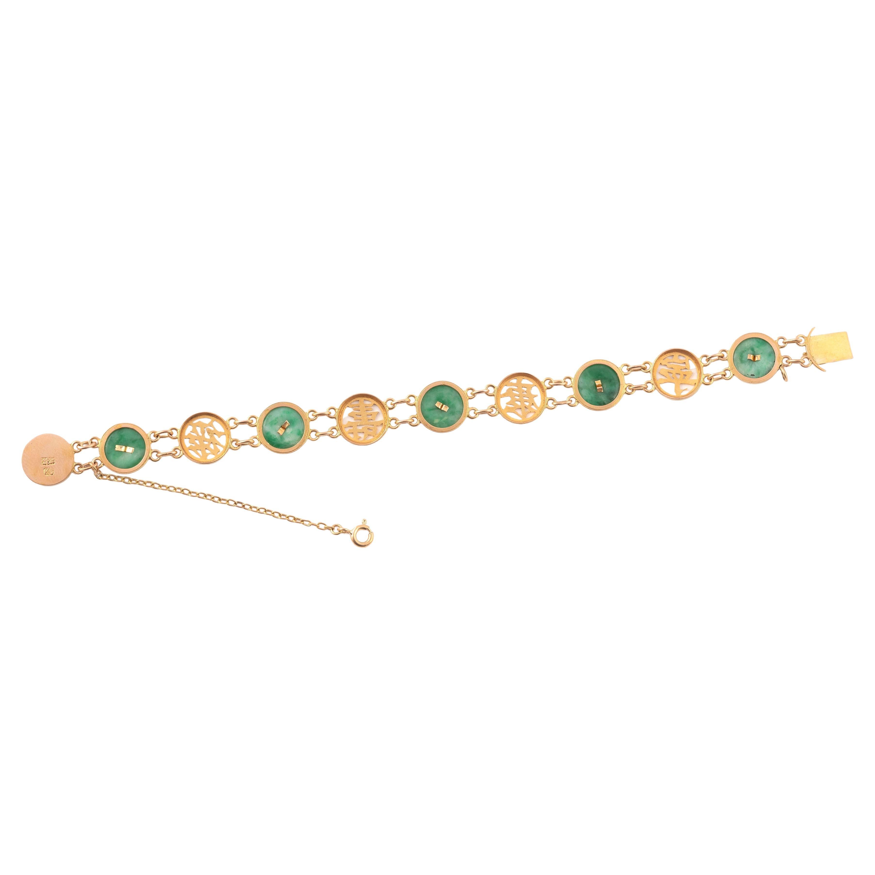 Yellow gold bracelet, adorned with openwork circular medallions of Asian characters alternated with jadeite jade discs. Wrist circumference: 17 cm.
Weight: 10.9g.