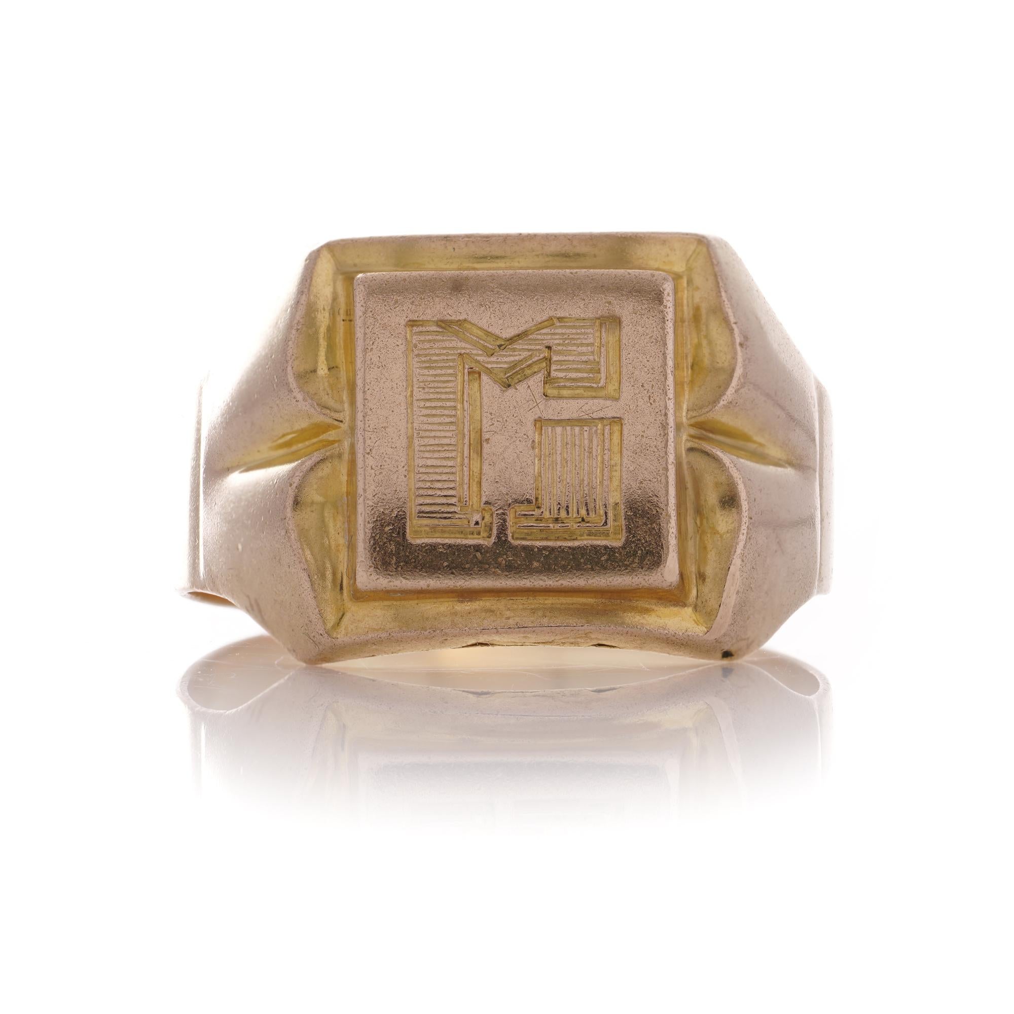 Antique 18kt yellow gold band men's large size Z ring with initial letter M  In Good Condition For Sale In Braintree, GB