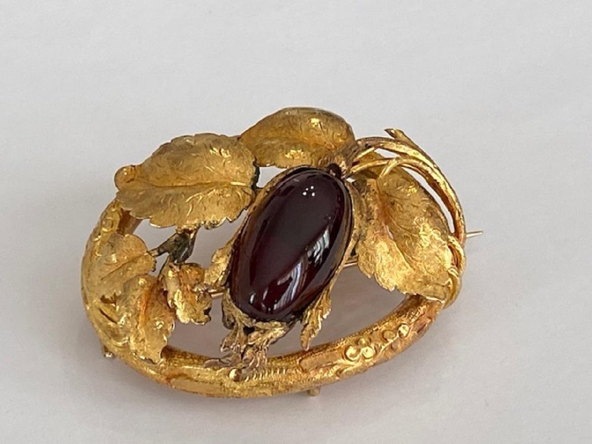 Antique 18kt yellow Gold Brooch with ca 18.00 ct garnet In Good Condition For Sale In AMSTERDAM, NL