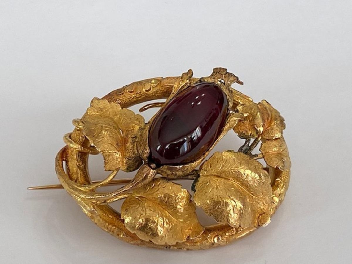 Women's Antique 18kt yellow Gold Brooch with ca 18.00 ct garnet For Sale