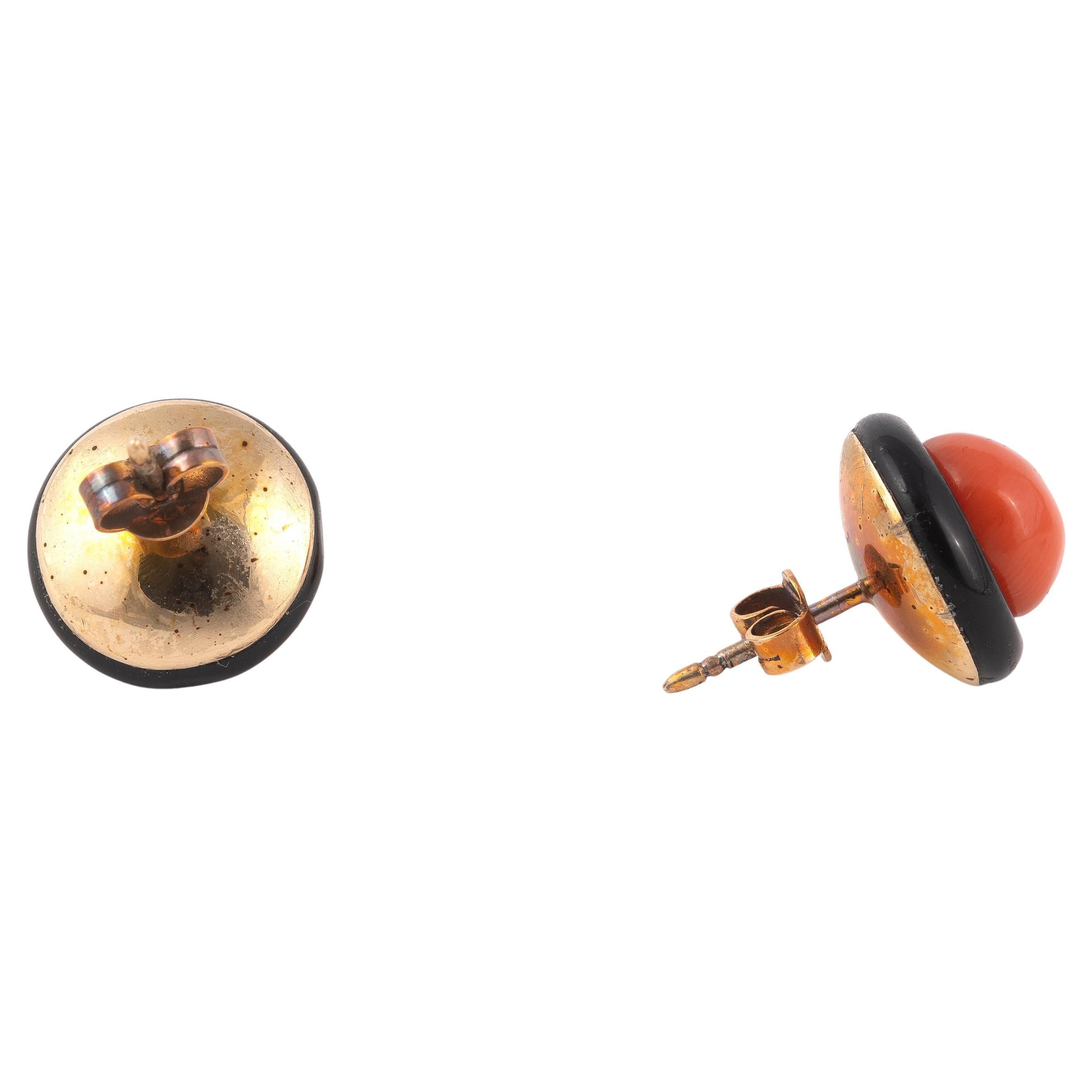 A nice pair of coral button earrings set in black onyx and 18ct gold. Perfectly plain and smart which can be worn on their own or with beads.
Diameter : 1.4cm
Weight: 5.19gr.

