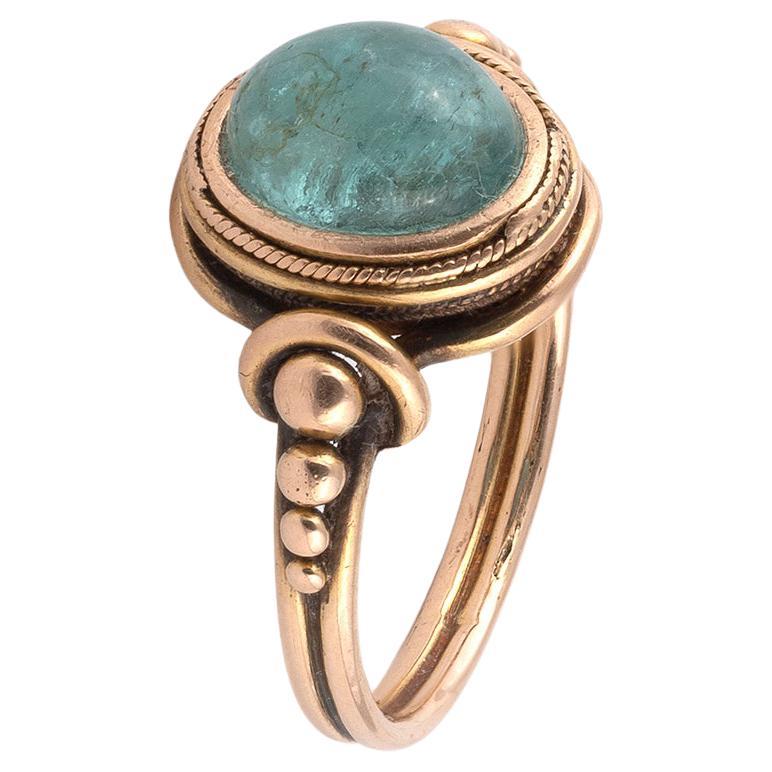 

Der ovale Cabochon in einer Fassung. Der Ring ist in 18 Karat Gelbgold gefasst.
Bruttogewicht : 4,13 gr.
Fingergröße : 7