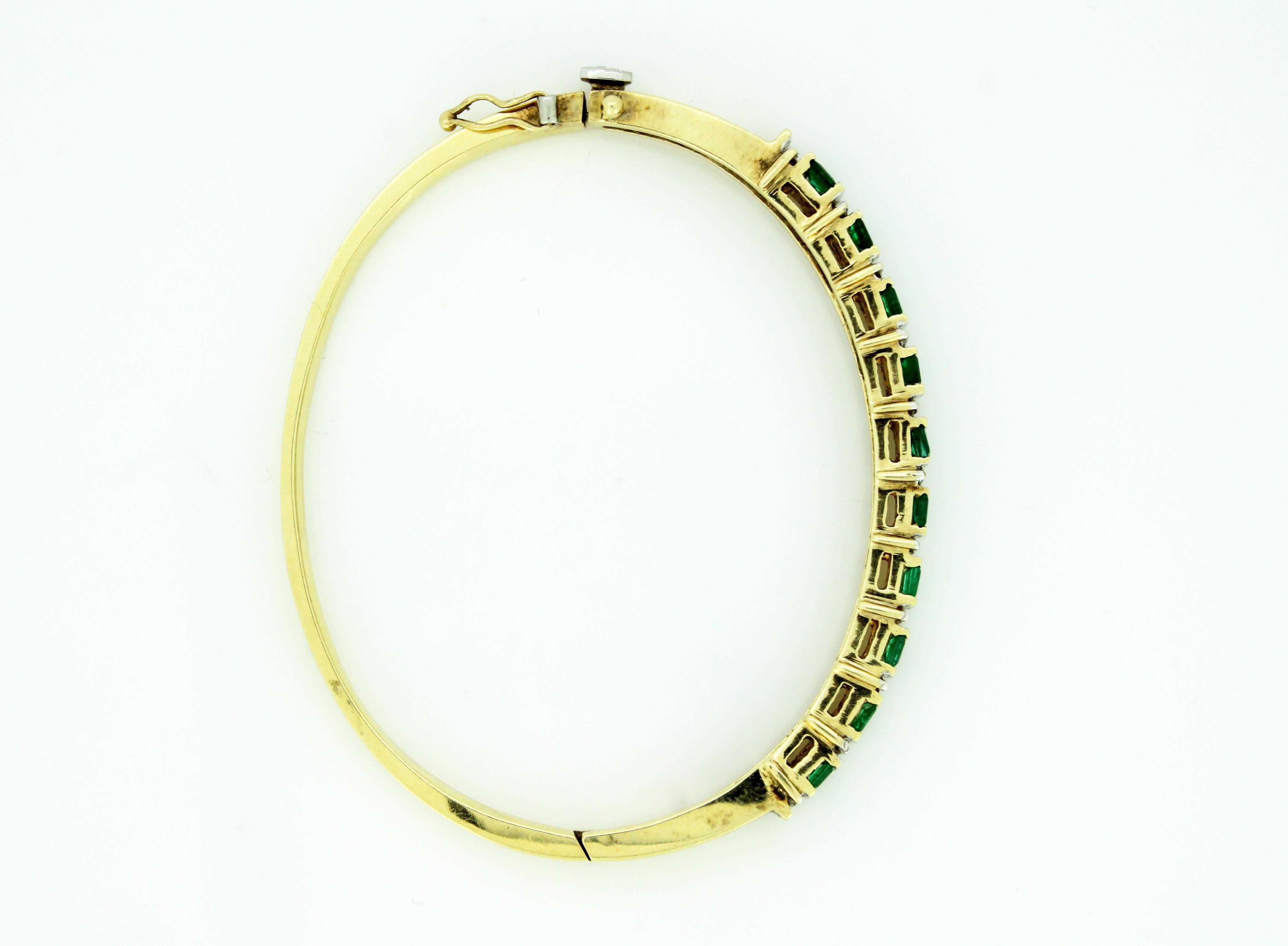 18 Karat Yellow Gold Ladies Bangle, with Emeralds and Diamonds, circa 1940 In Good Condition In Braintree, GB