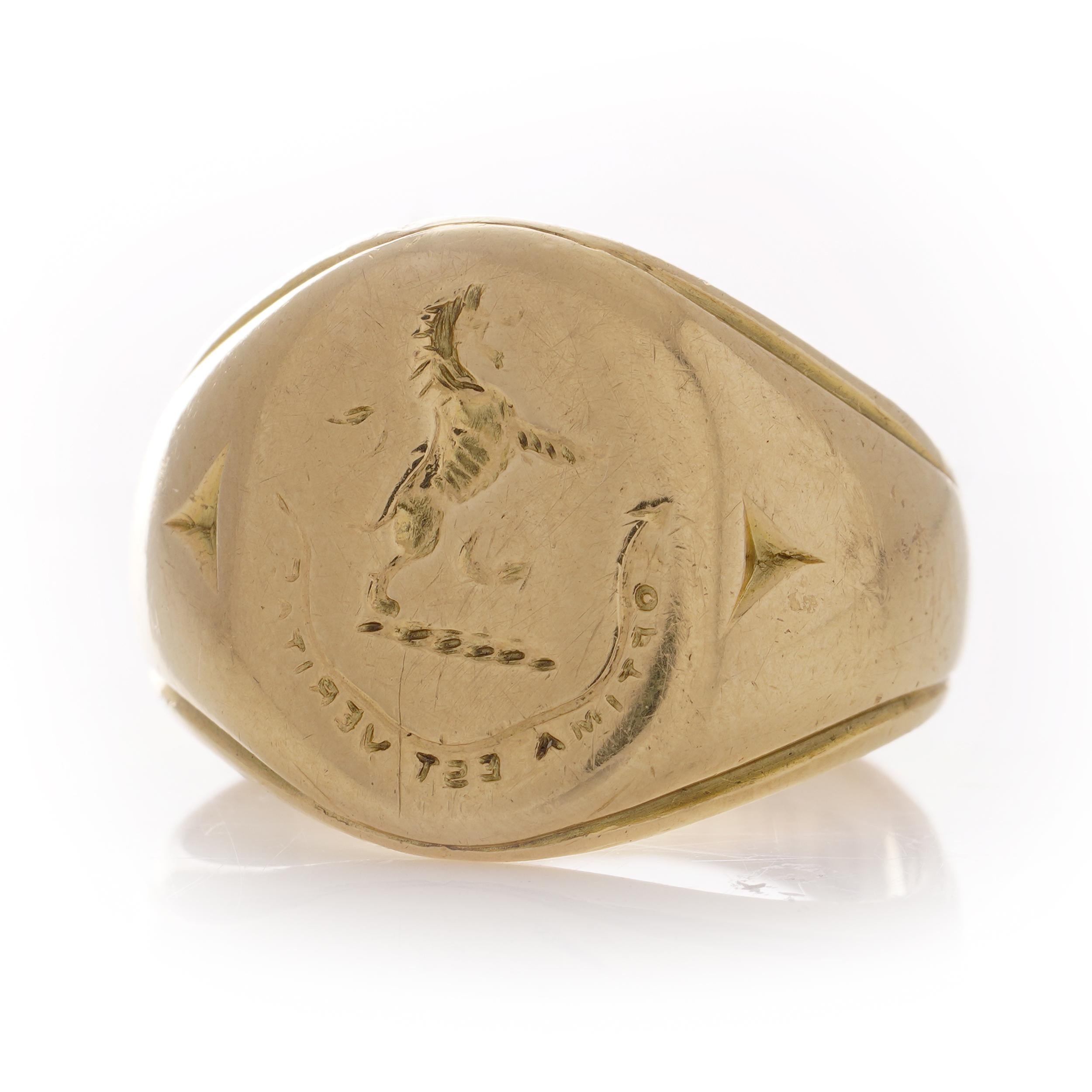 Bague chevalière ancienne en or jaune 18 carats avec un lion rampant et la phrase latine 