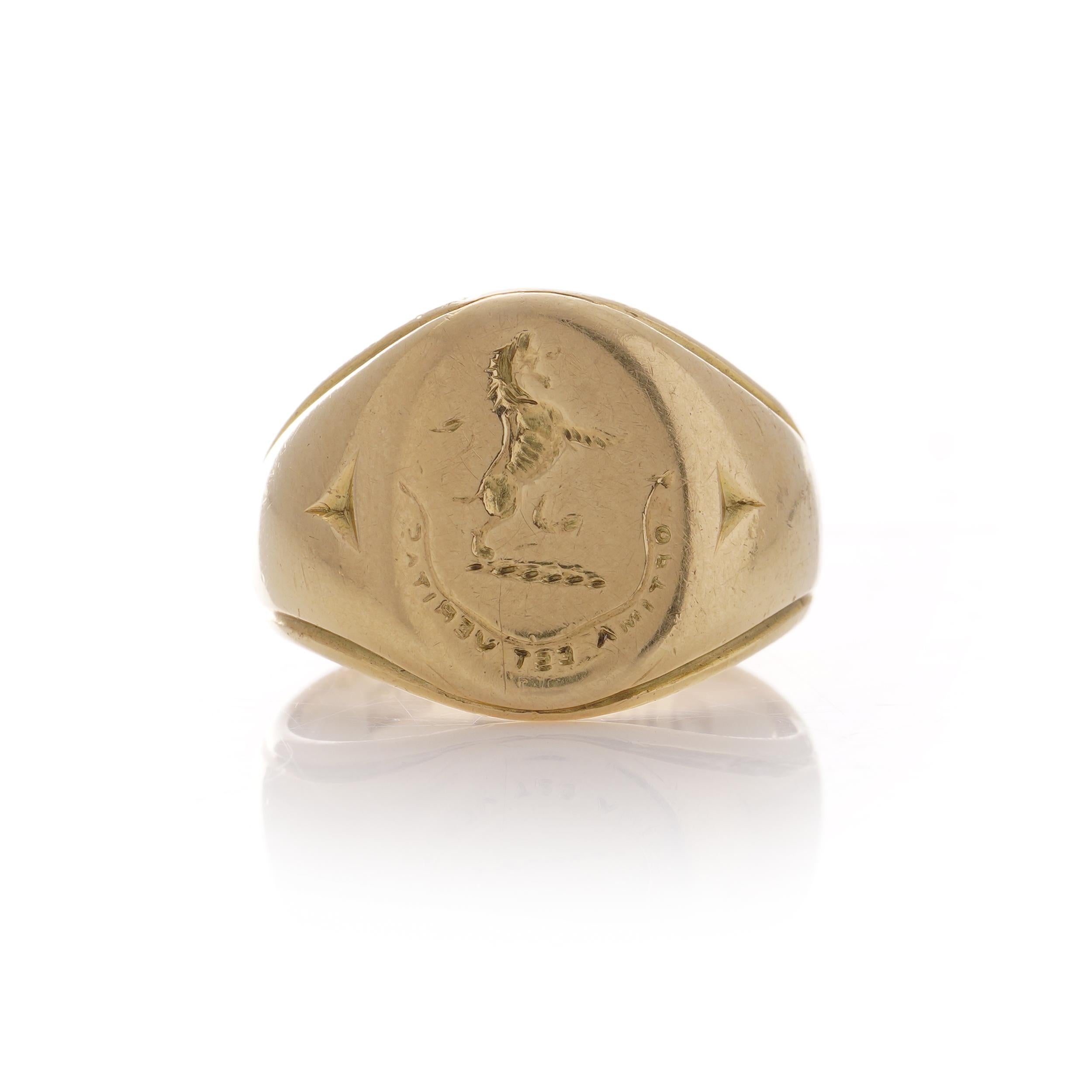 Antique 18kt. yellow gold signet ring with Latin phrase ' Optima est veritas '  In Good Condition For Sale In Braintree, GB