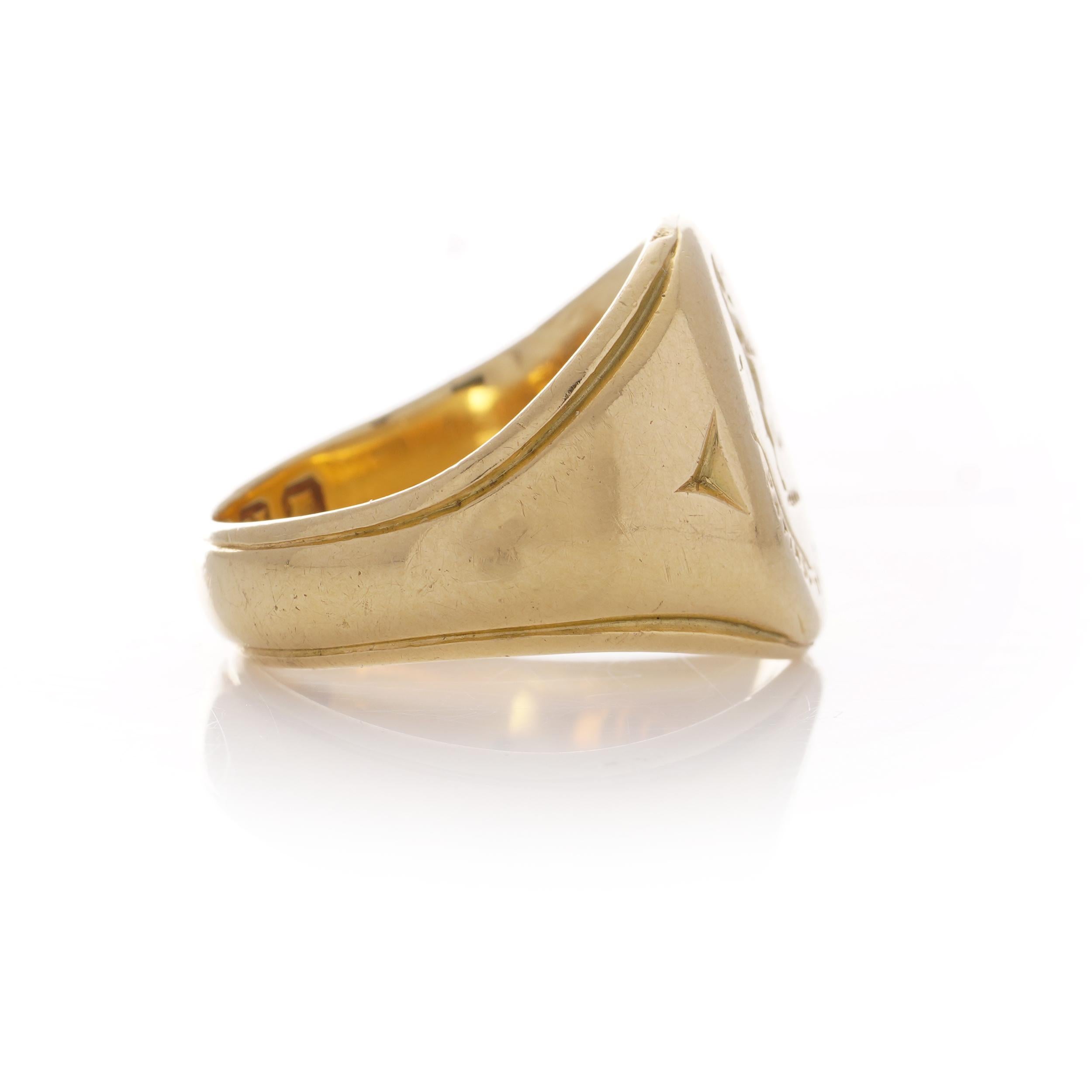 Bague sigillaire ancienne en or jaune 18 carats avec la phrase latine « Optima est veritas »  en vente 1