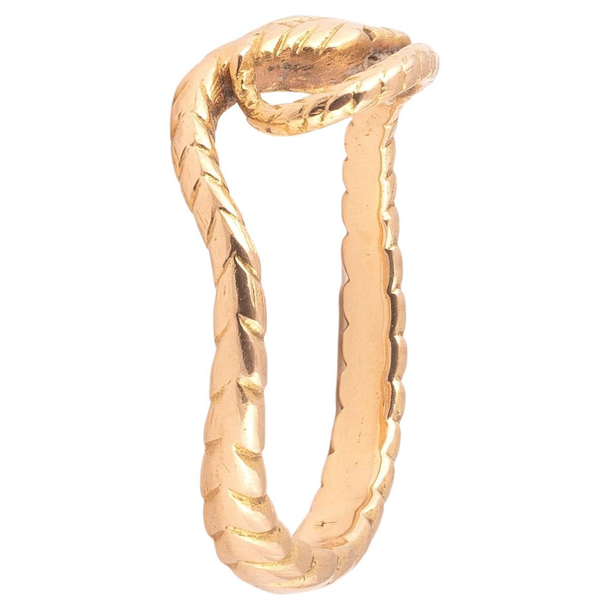 The coiled body of tapering 18 carat gold.
Size: 6 1/2
Weight: 3,30gr.