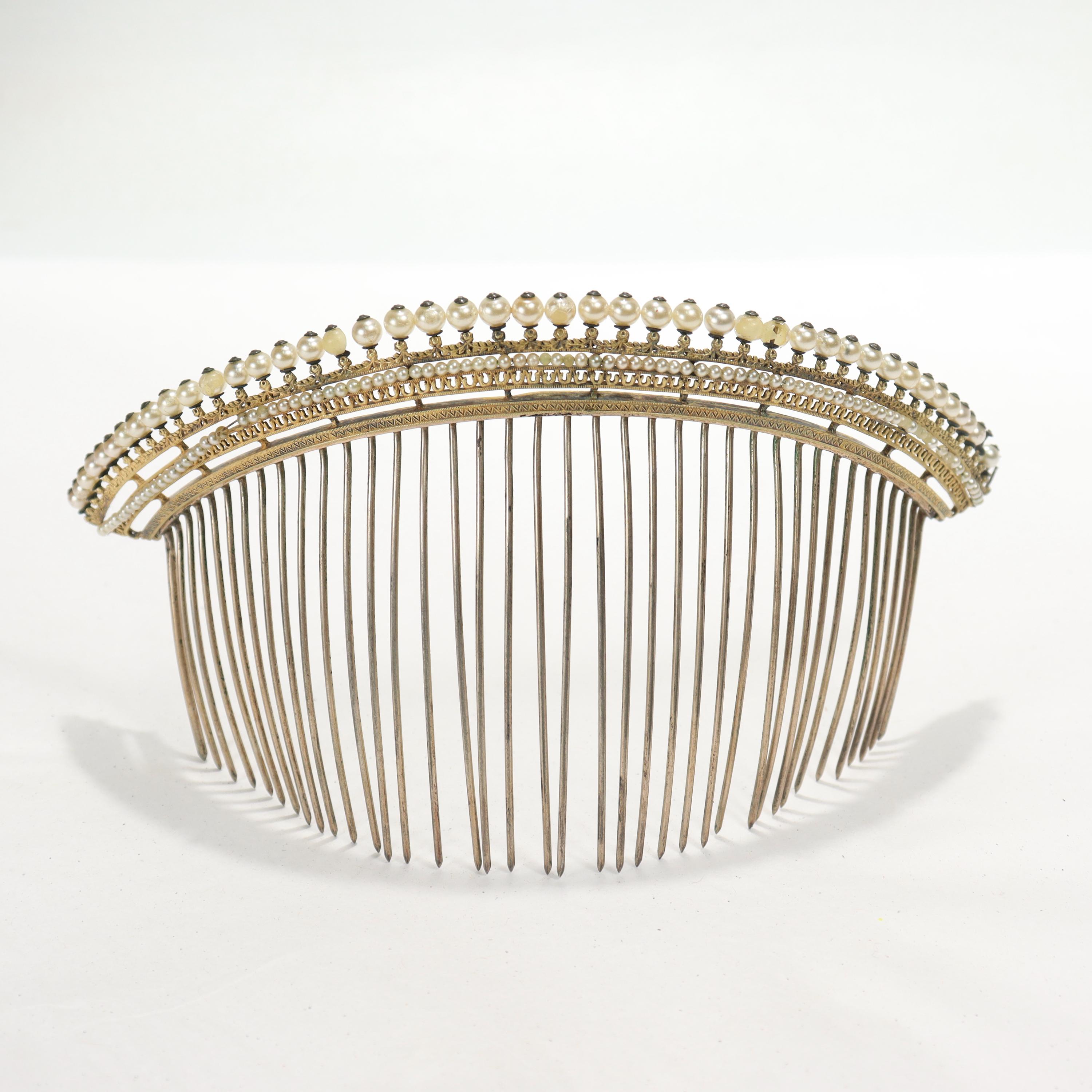 Ein feiner antiker französischer Diadem-Tiara-Haarkamm.

Aus dem späten 18. oder frühen 19. Jahrhundert. 

Mit 2 austauschbaren Aufsätzen, vergoldetem Silberkamm, Kunstperlen und der Originalverpackung.

Auf dem Diadem und dem Kamm mit französischen
