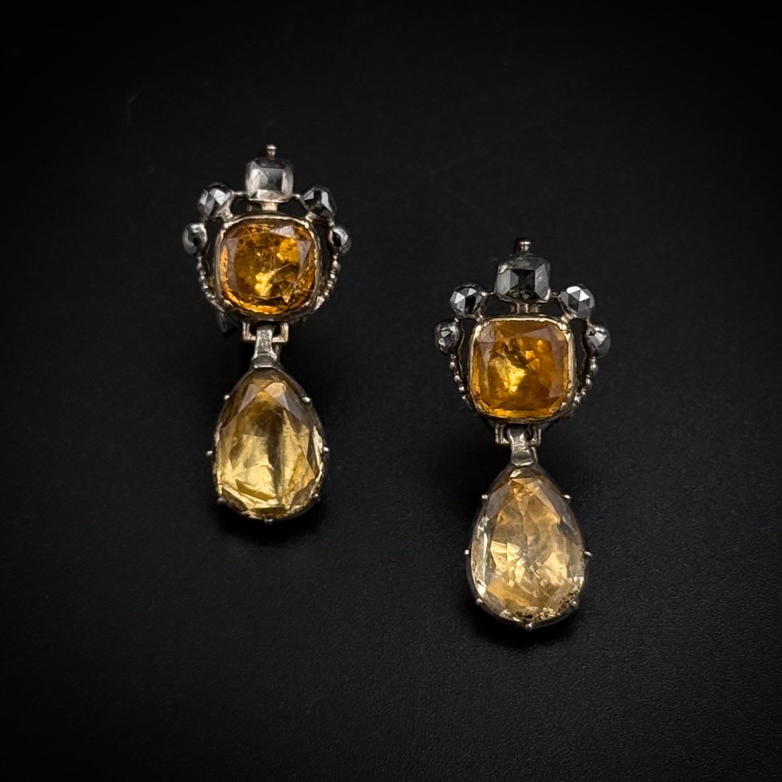 Boucles d'oreilles géorgiennes anciennes en argent et en or, composées de diamants, de topazes et de citrines, portugaises, fin du 18e siècle / début du 19e siècle.

Une paire de boucles d'oreilles rares et magnifiquement conservées, datant de la