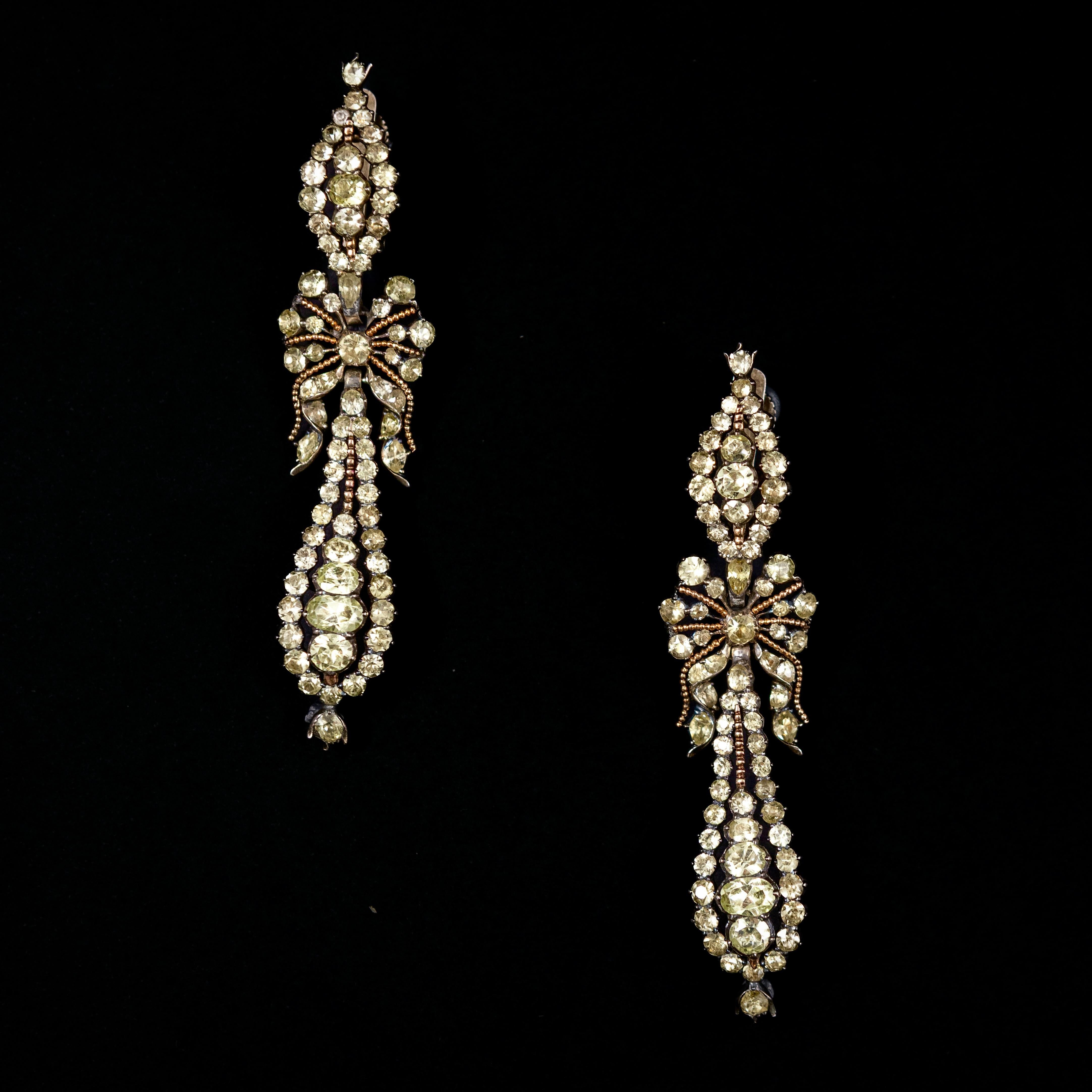 Boucles d'oreilles pendantes en chrysolite portugaise de la fin du 18e - 19e siècle, vers 1800. Dramatique. Féminin. Tout à fait captivant.

Ces boucles d'oreilles portugaises de qualité muséale datant du début du XIXe siècle sont un rare exemple de