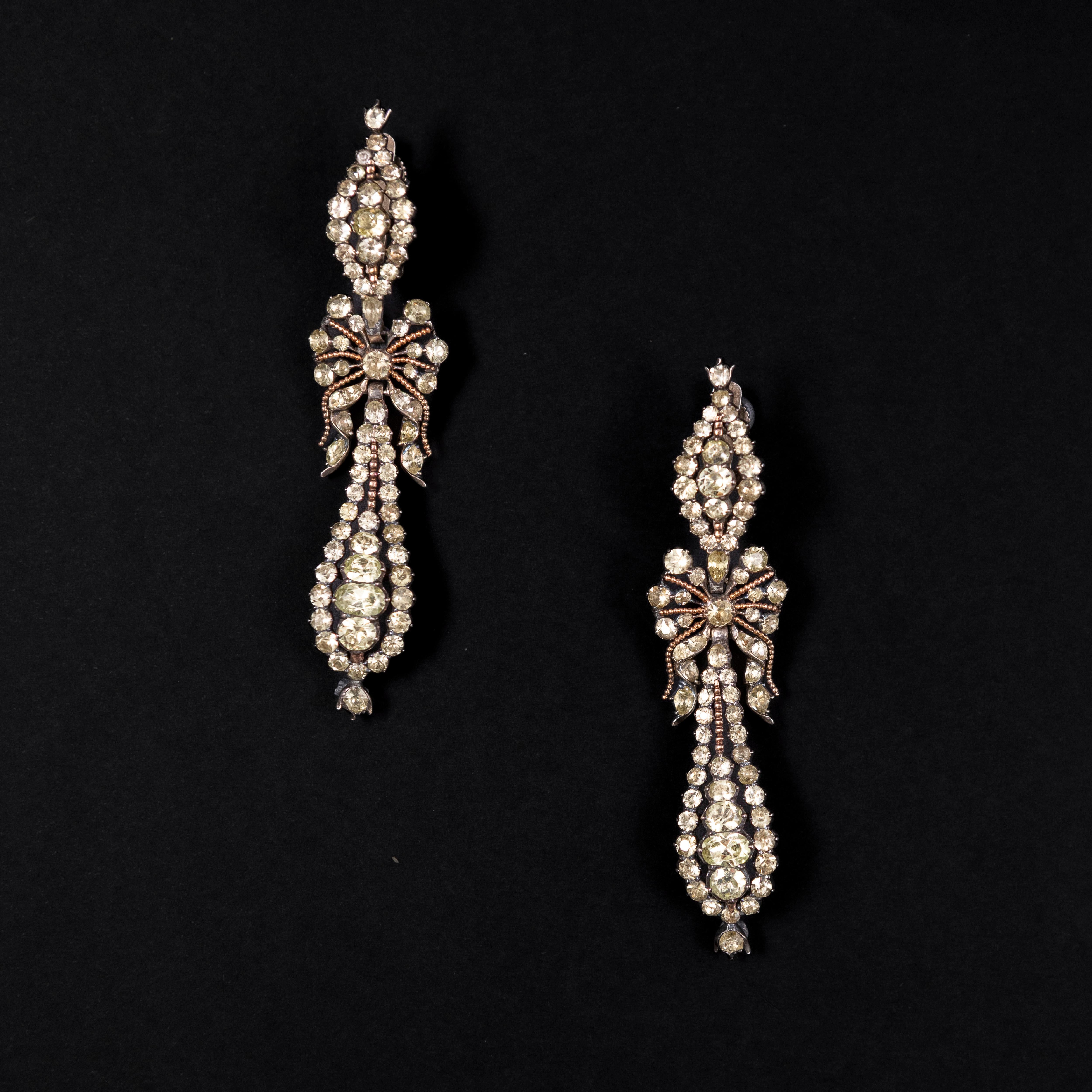 Boucles d'oreilles pendantes en chrysolite portugaise ancienne du 18ème/19ème siècle en vente 1