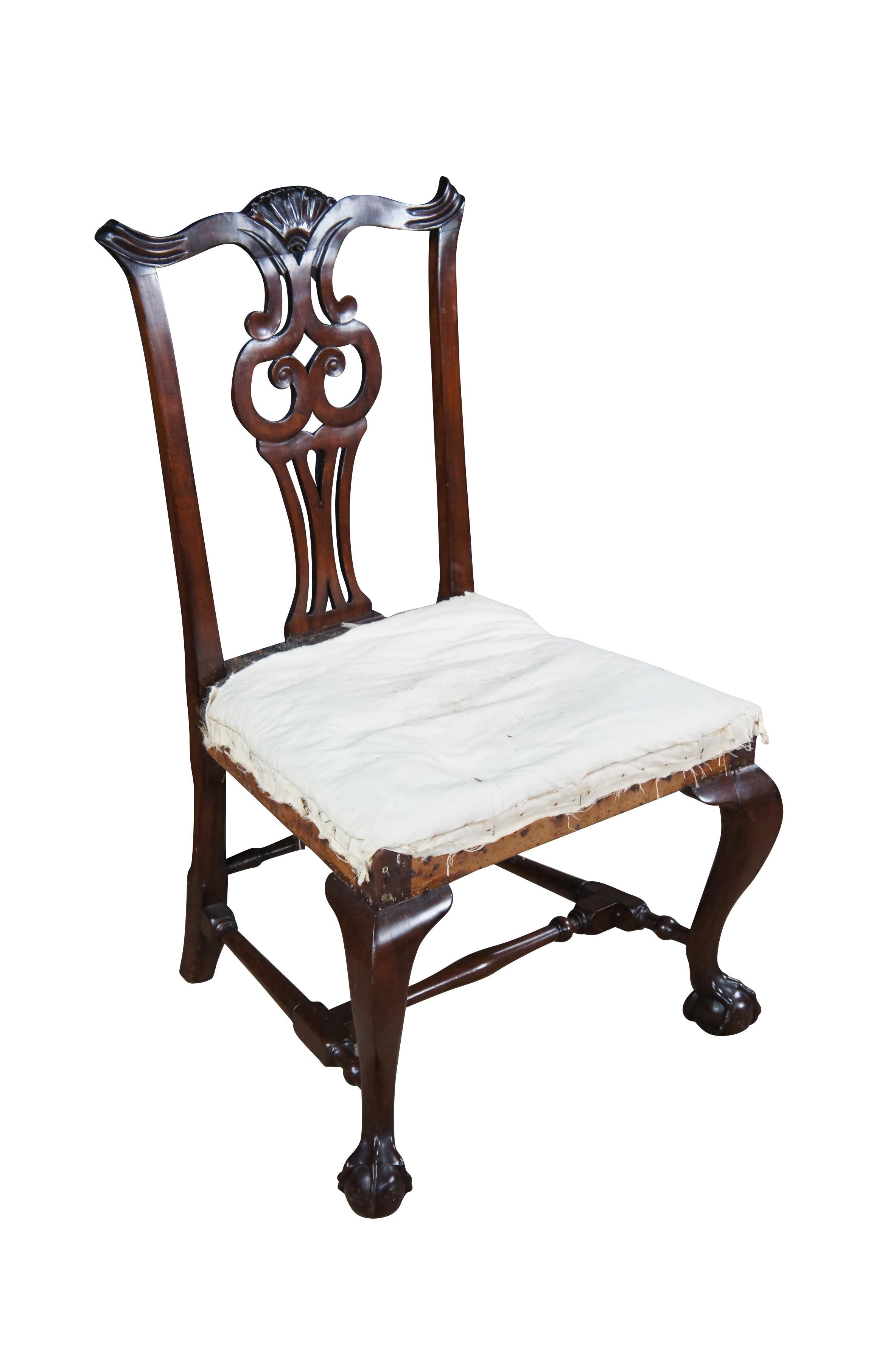 Silla auxiliar antigua Chippendale americana del siglo XVIII.  De caoba, con barandilla de cresta serpentina tallada en forma de festón con orejas talladas sobre una tablilla perforada en forma de urna y asiento acolchado de crin sobre patas