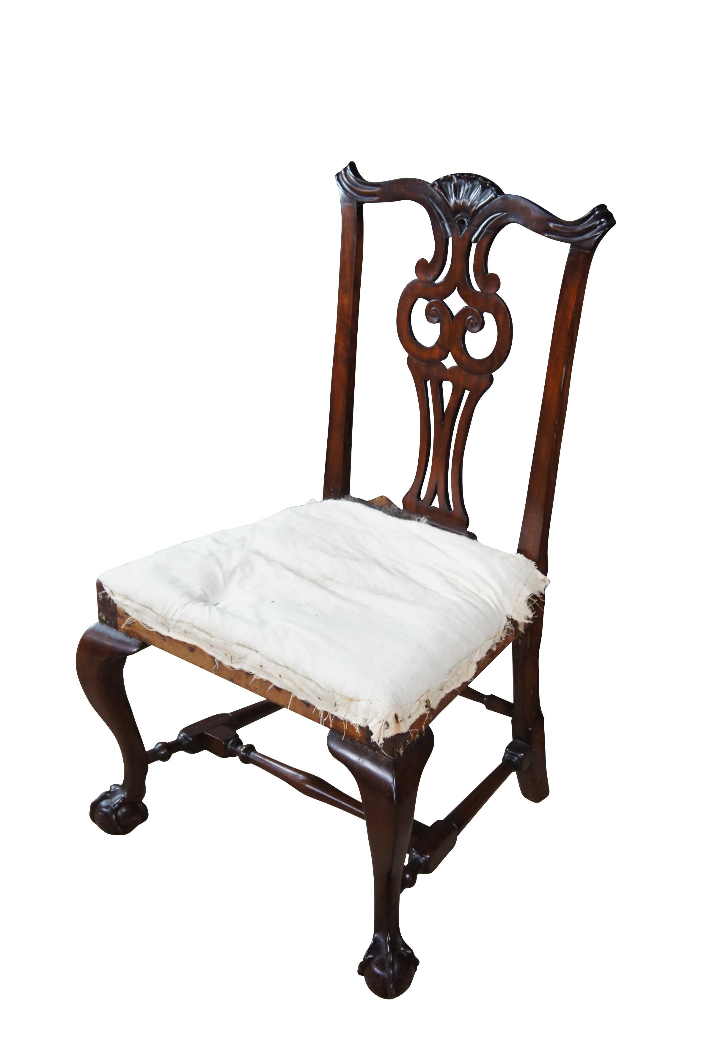 Silla auxiliar de comedor antigua de caoba Chippendale americana del s. XVIII Ball and Claw en Bastante bueno estado para la venta en Dayton, OH