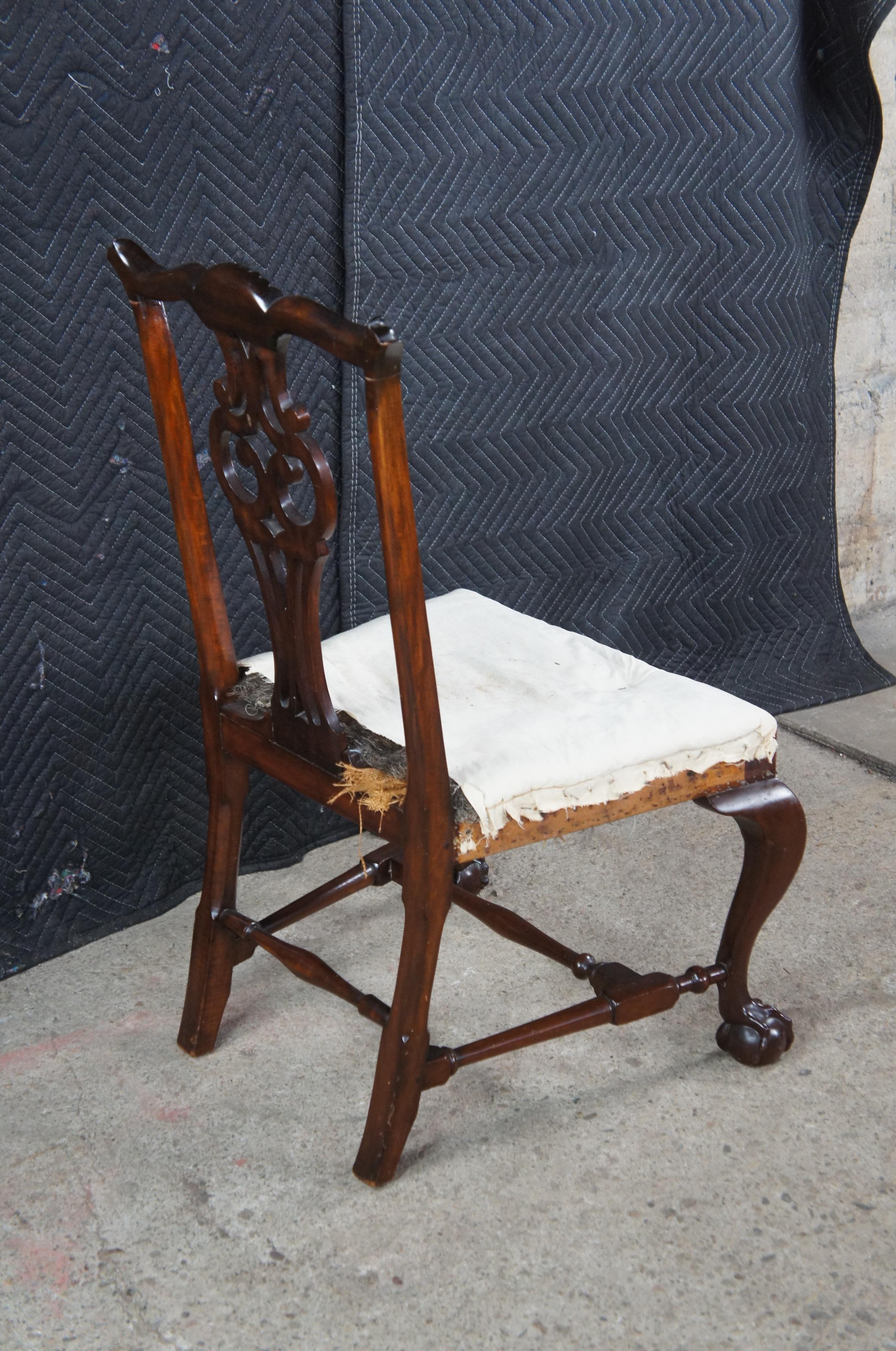 Silla auxiliar de comedor antigua de caoba Chippendale americana del s. XVIII Ball and Claw Tela en venta