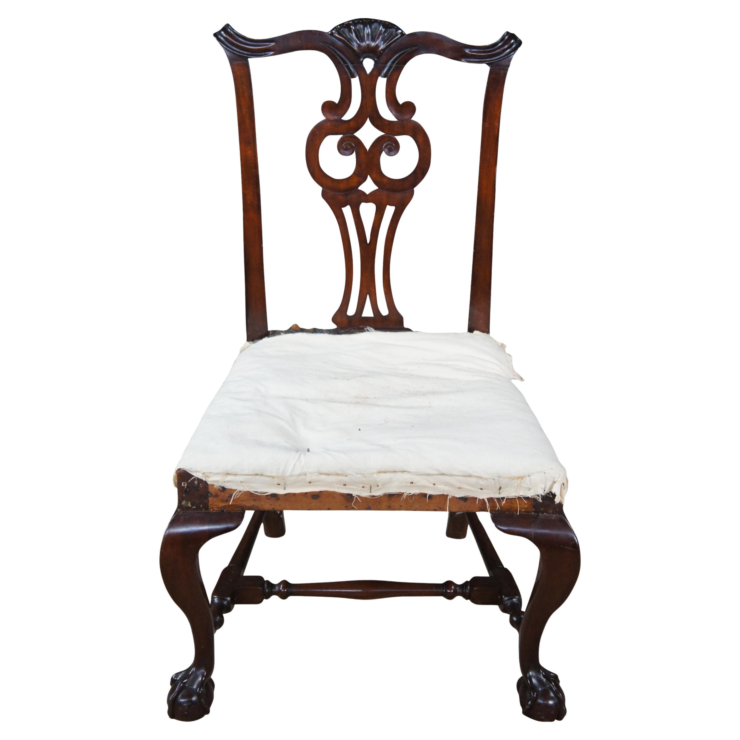 Silla auxiliar de comedor antigua de caoba Chippendale americana del s. XVIII Ball and Claw en venta