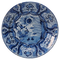 Ancienne assiette en faïence de Delft bleue et blanche du 18ème siècle de style Kraak. 31 cm